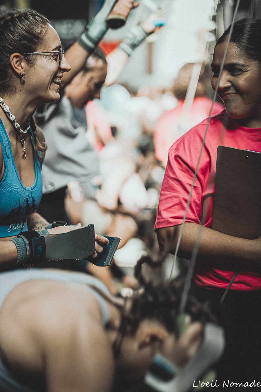 Moment de complicité et de solidarité lors d'un événement caritatif de CrossFit, reportage photo capturant l'échange humain et l'engagement sans mise en scène.