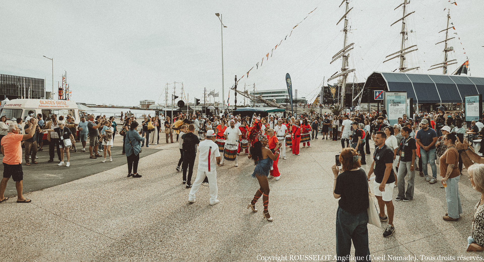Reportage événementiel complet au Havre : documenter l'effervescence et les célébrations terrestres qui accompagnent les escales maritimes.