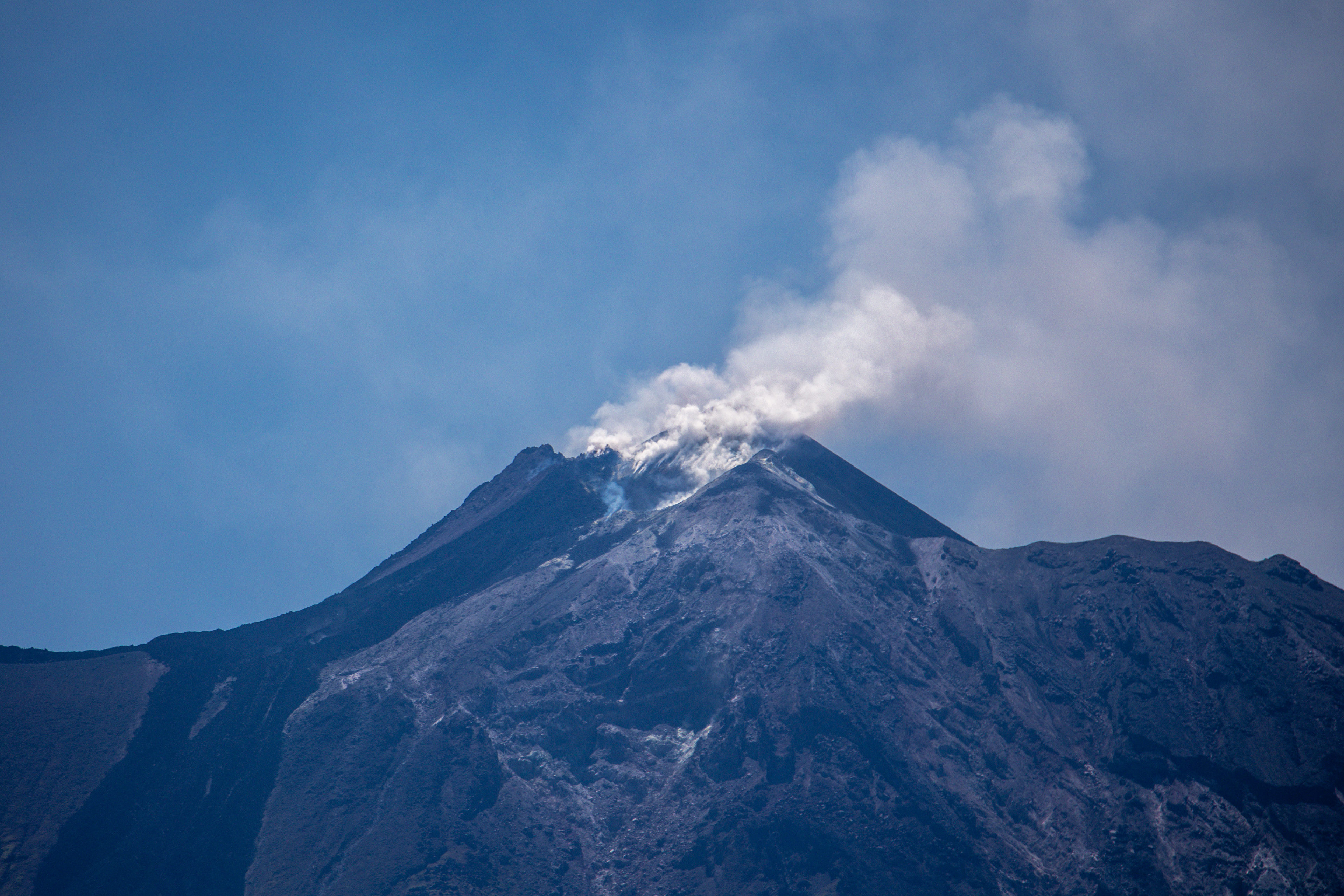 Mt. Lewotolo, pohled z pláže