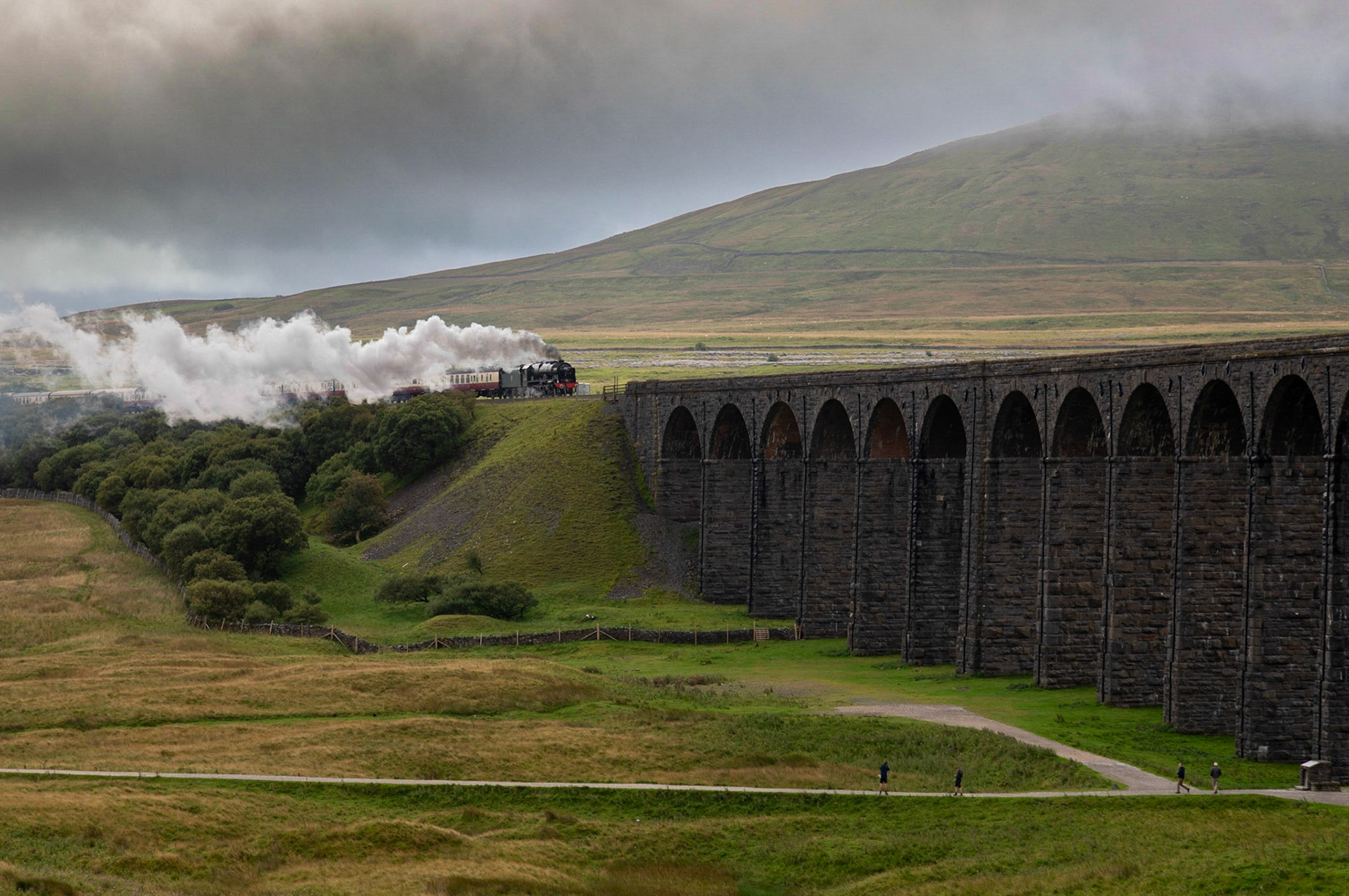 Engine LMS 46100 (Royal Scot) steaming over Ribblehead Viaduct