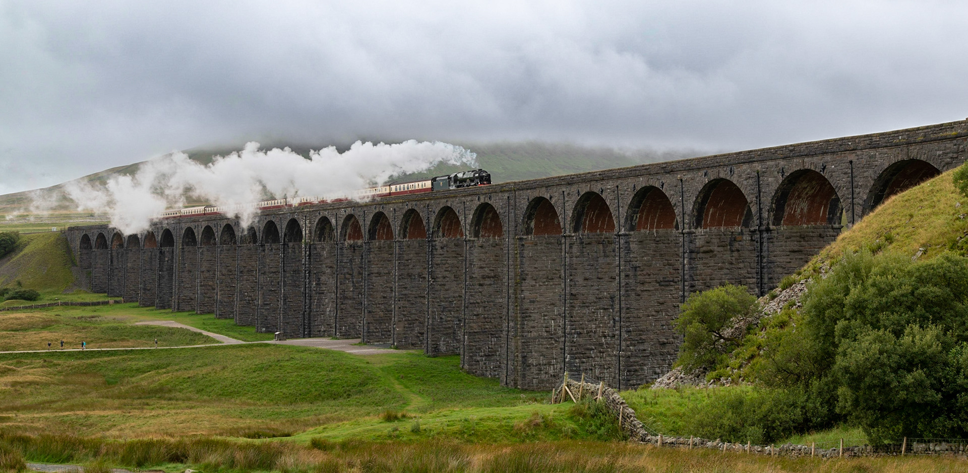 Engine LMS 46100 (Royal Scot) steaming over Ribblehead Viaduct