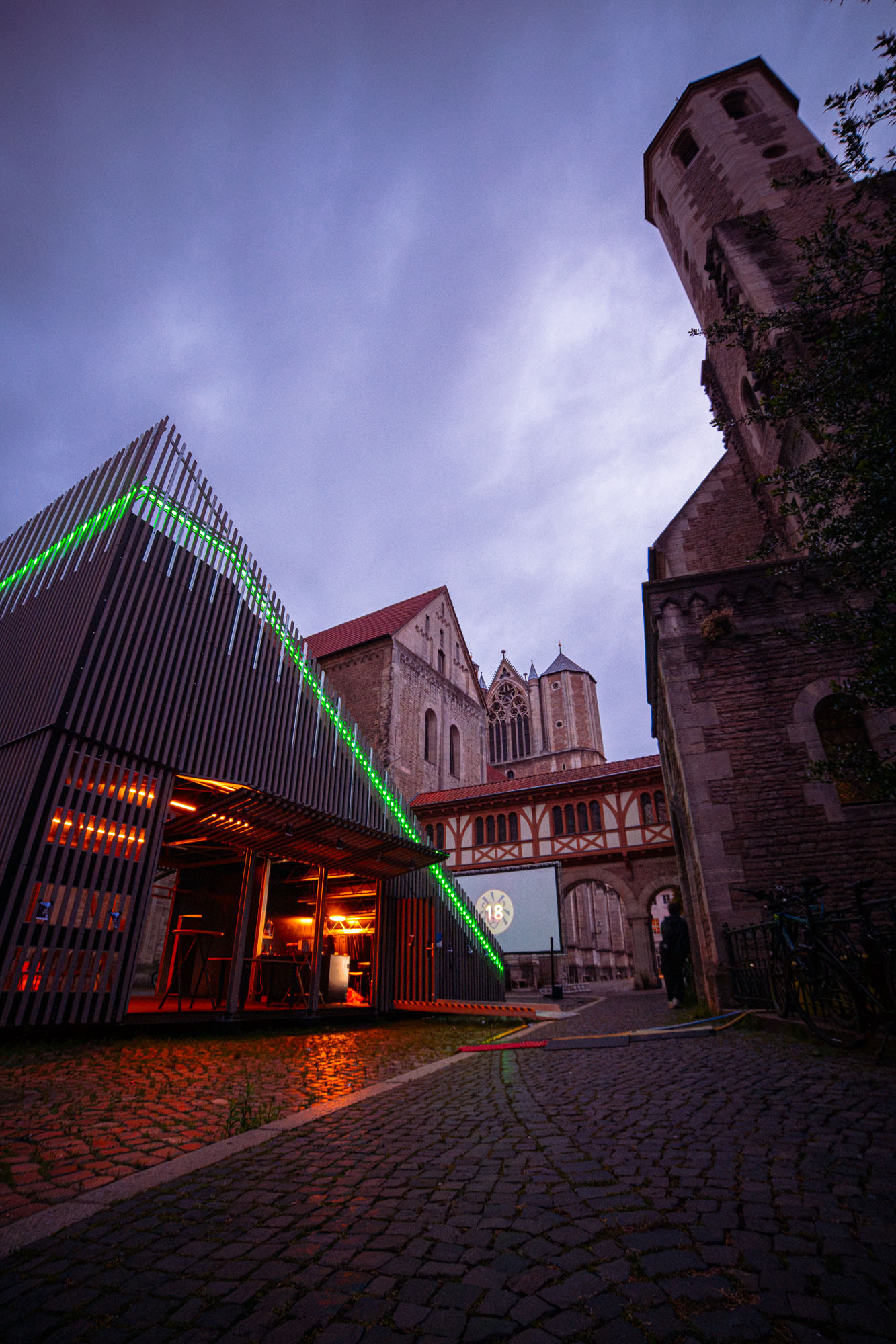 The Lion logo of the short movie festival Braunschweig Filmt BS Filmt projected during the presentation at the Architekturpavillon in Braunschweig. The Architekturpavillon was built by the Instituts für Architekturbezogene Kunst (IAK).
