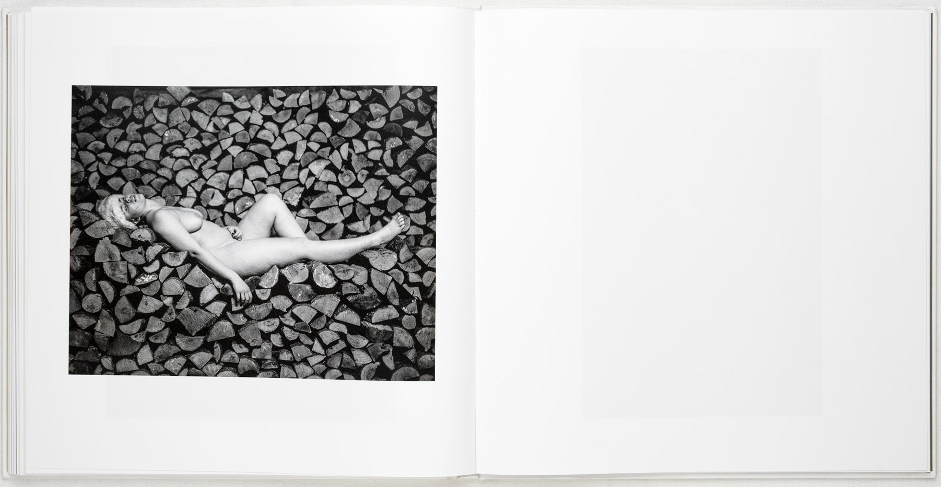 Kristina on wooden logs, captured by Tobias Ahlbrecht.