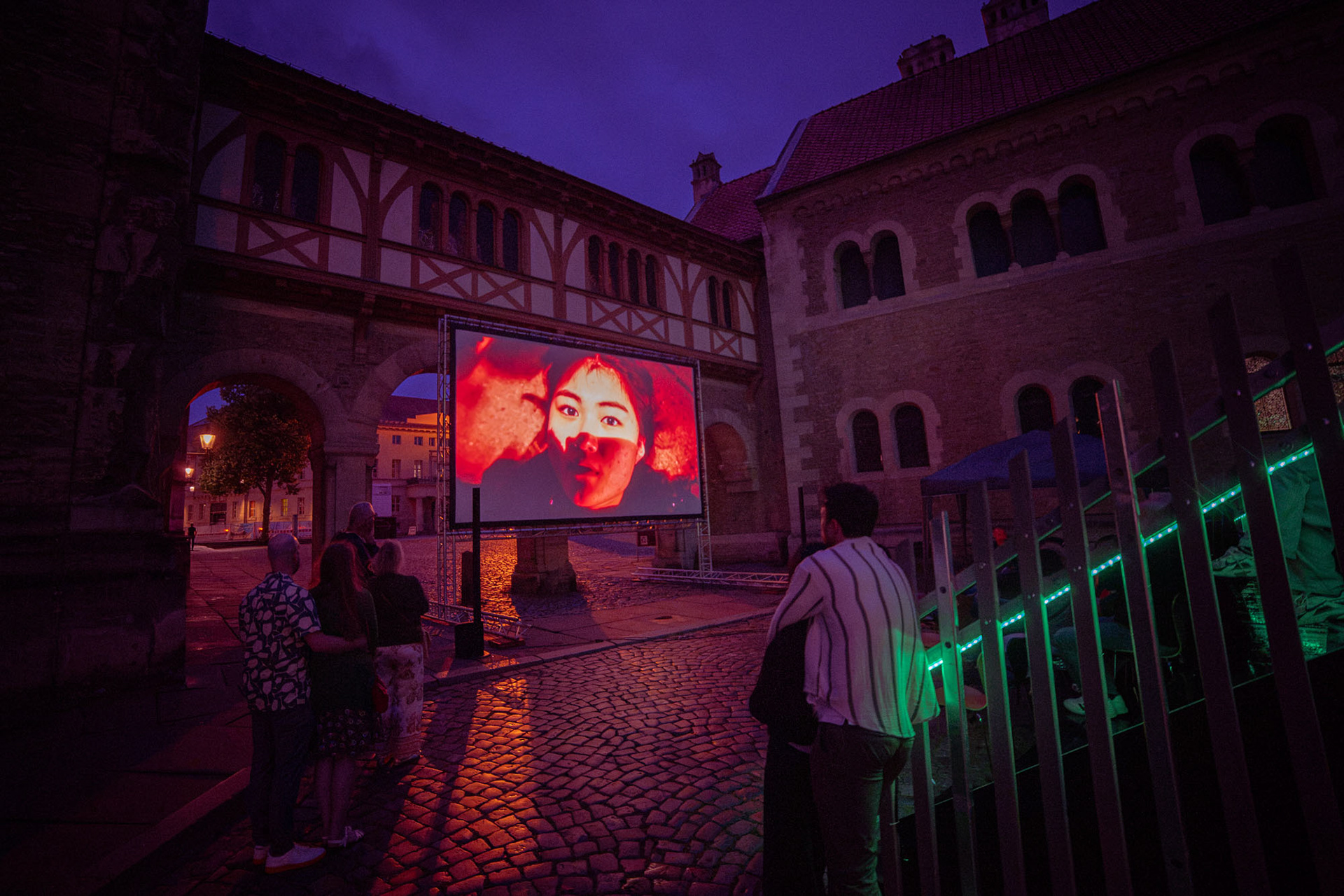 Film Still from the short movie starring the actor Yeva Sim from Tobias Ahlbrecht shown during the BRaunschweig FIlmt BSFilmt event at the Architekturpavillon in Braunschweig. 