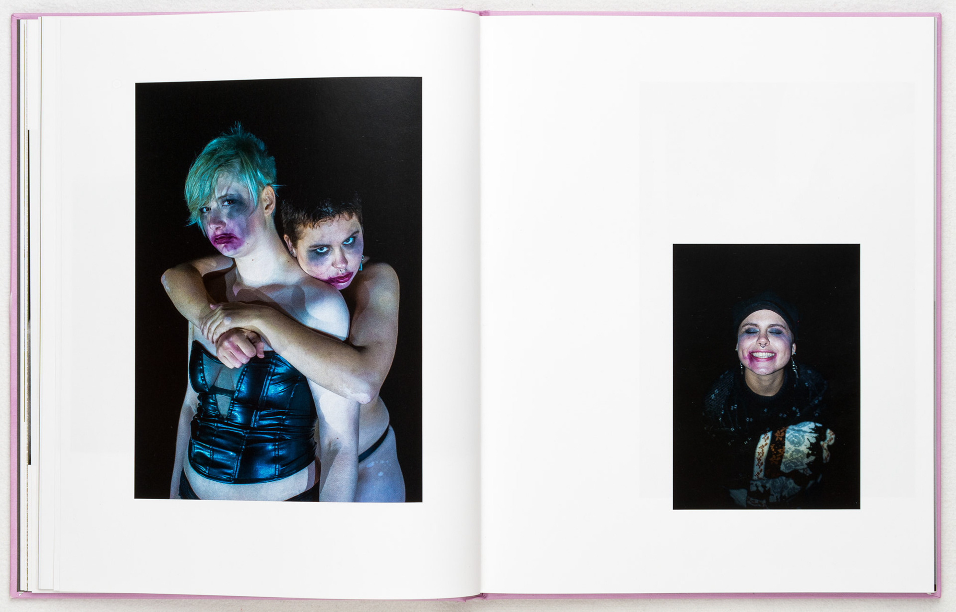 Portrait of the models Isabell Preußcher and Kristina Rudenko by Tobias Ahlbrecht.