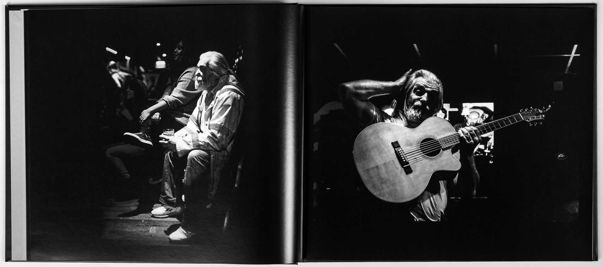 Nightlife musician at the Buffalo bar, photo by Tobias Ahlbrecht.
