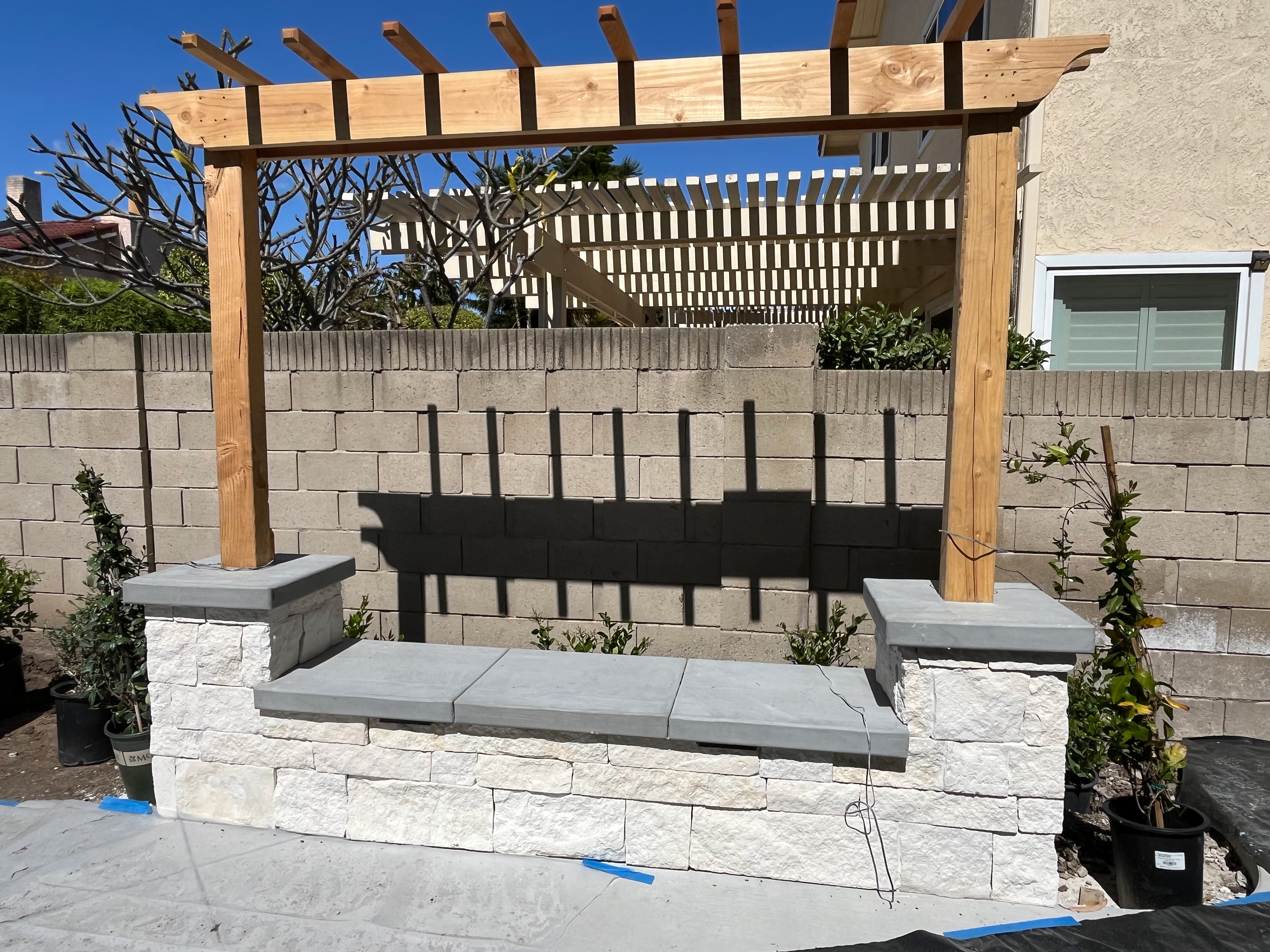 PERGOLA STONE SEAT WALL 