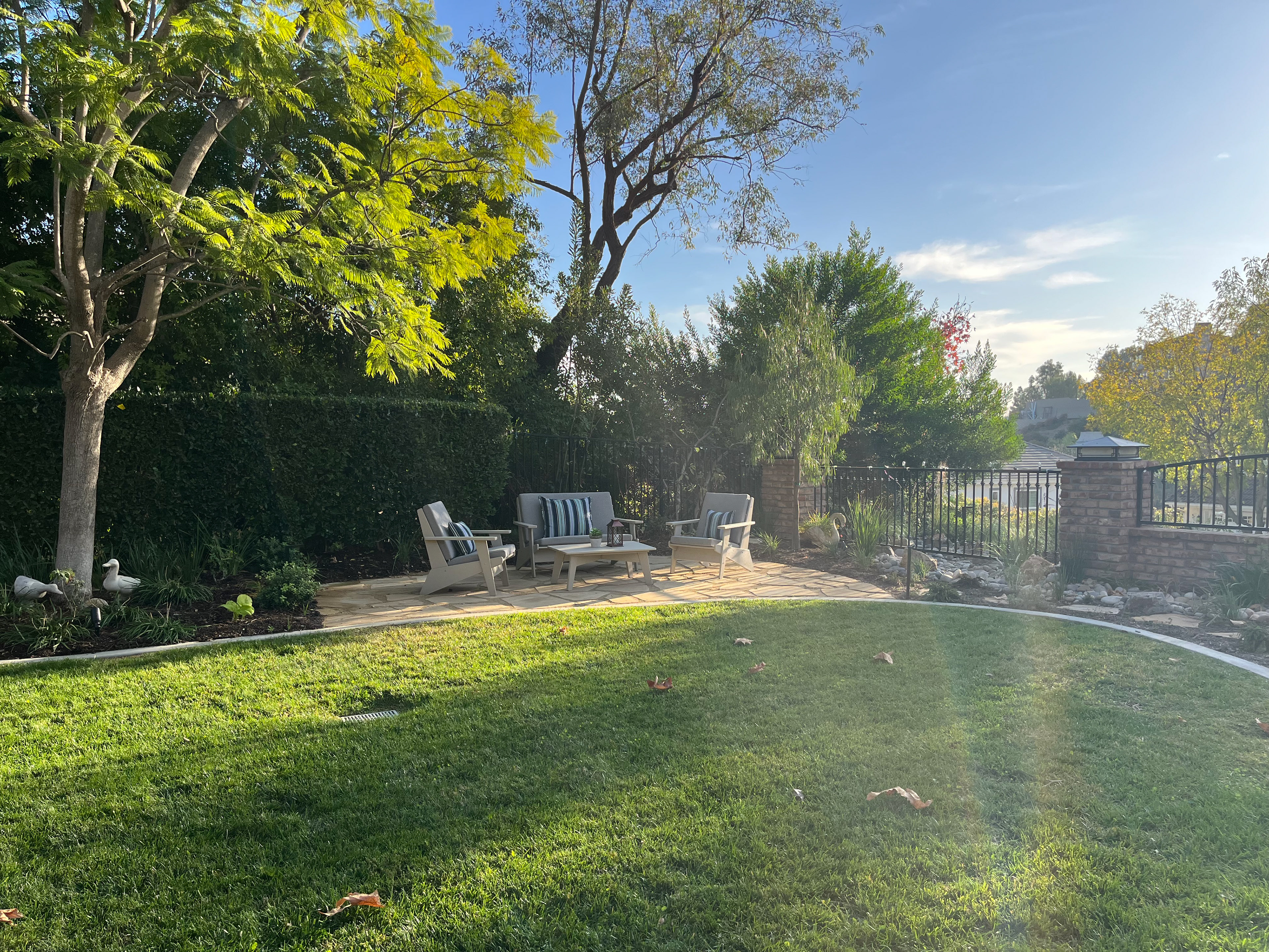 FRONT YARD FLAGSTONE SEATING AREA