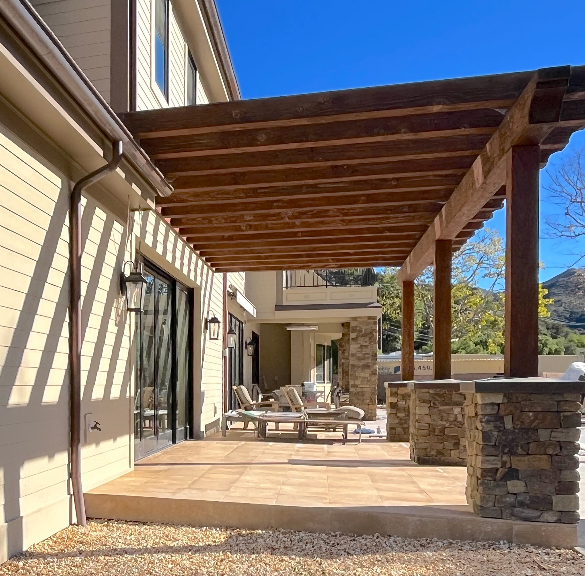 TRAVERTINE PATIO MEETS GRAVEL PERIMETER