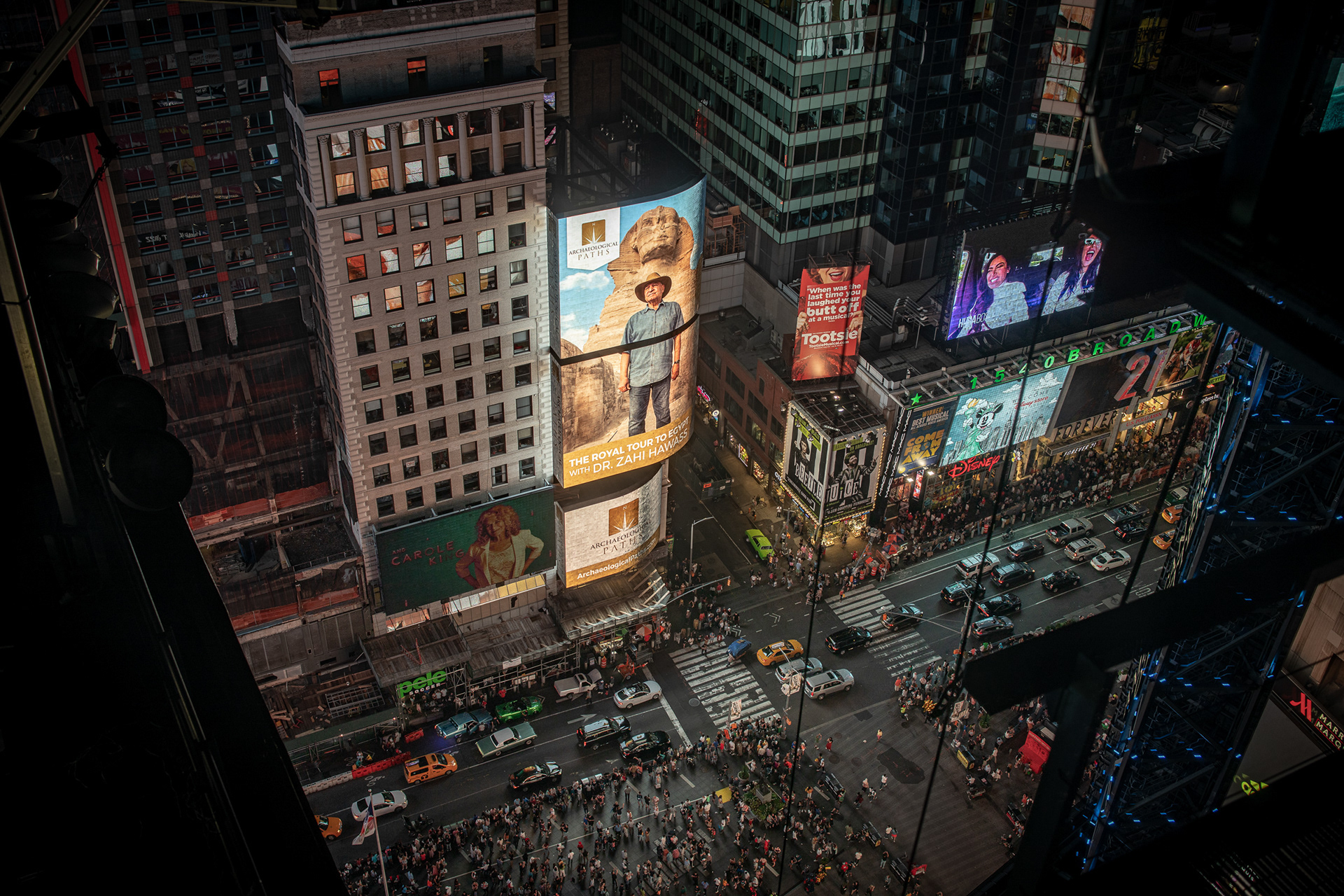 Zdjęcie dr. Zahi Hawass na Times Square w Nowym Jorku, 2019