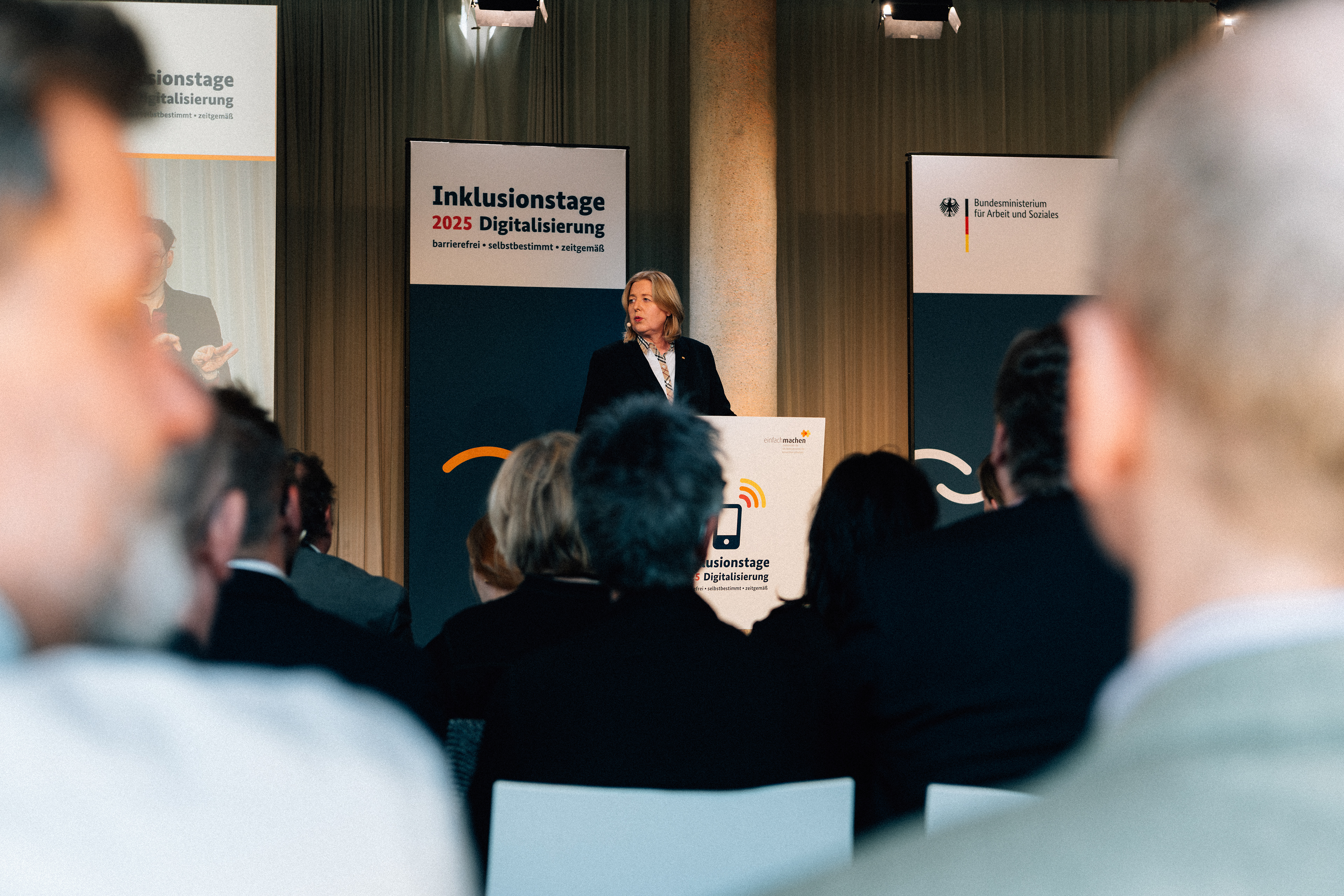 Bärbel Bas auf der Bühne bei den Inklusionstagen 2025 zur digitalen Teilhabe und Barrierefreiheit im Café Moskau in Berlin.