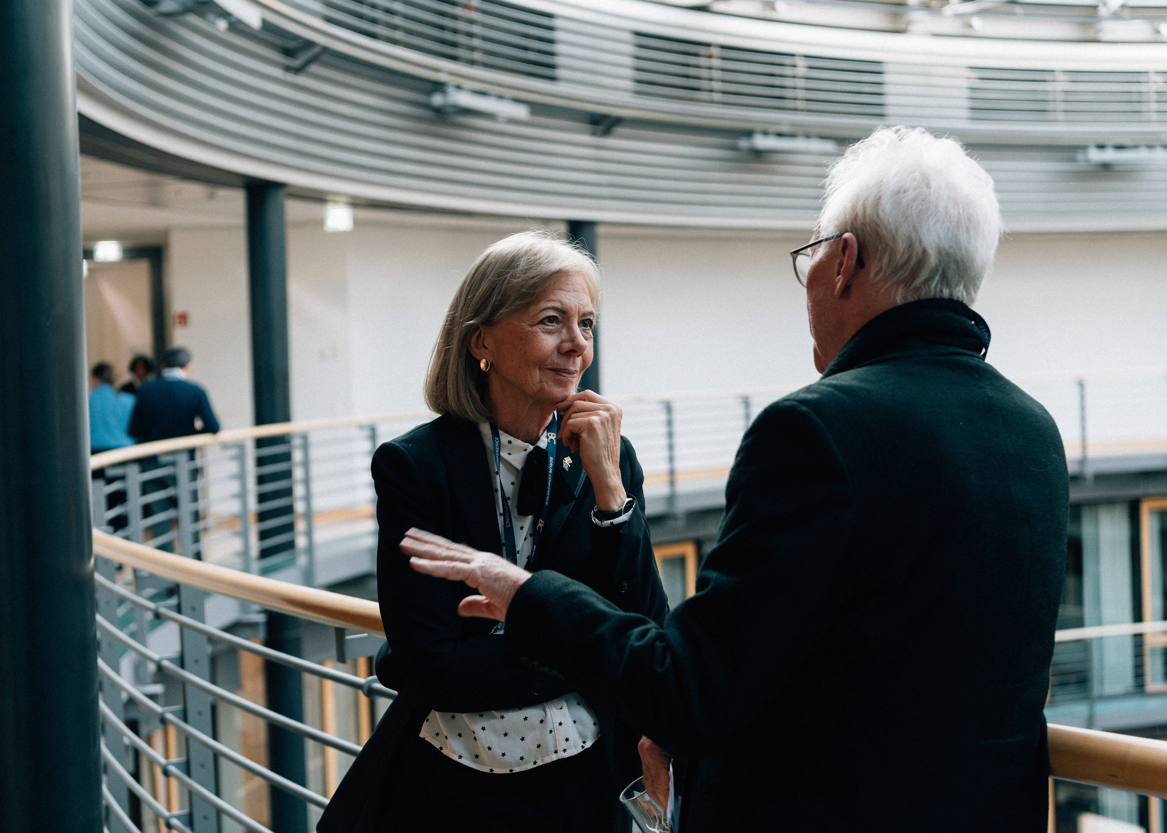 Zwei Teilnehmende im persönlichen Gespräch während der Berlin Conference 2025.