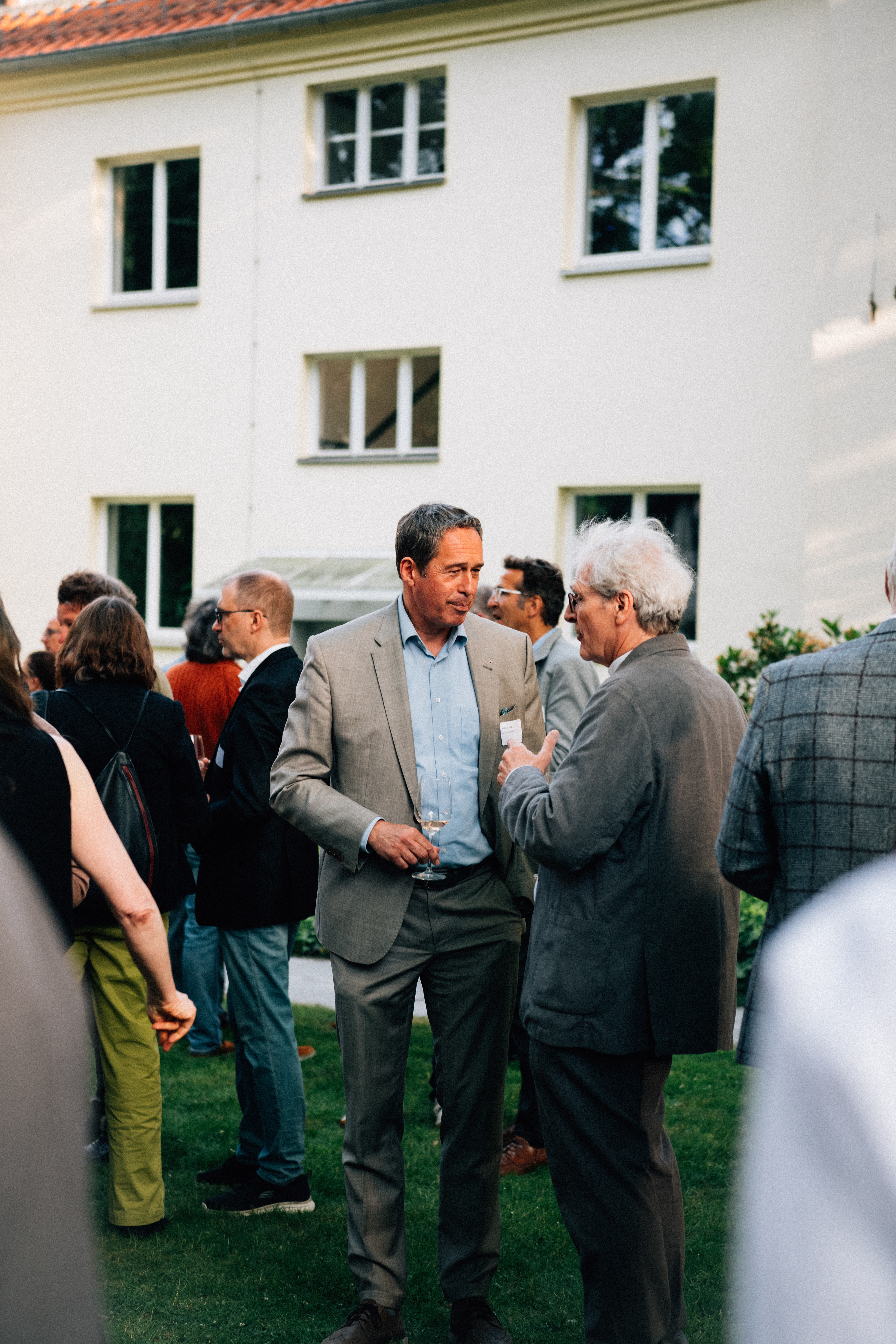 Gäste im Austausch vor der Villa der Weberbank beim 20-jährigen Jubiläum der Stiftung Zukunft Berlin.