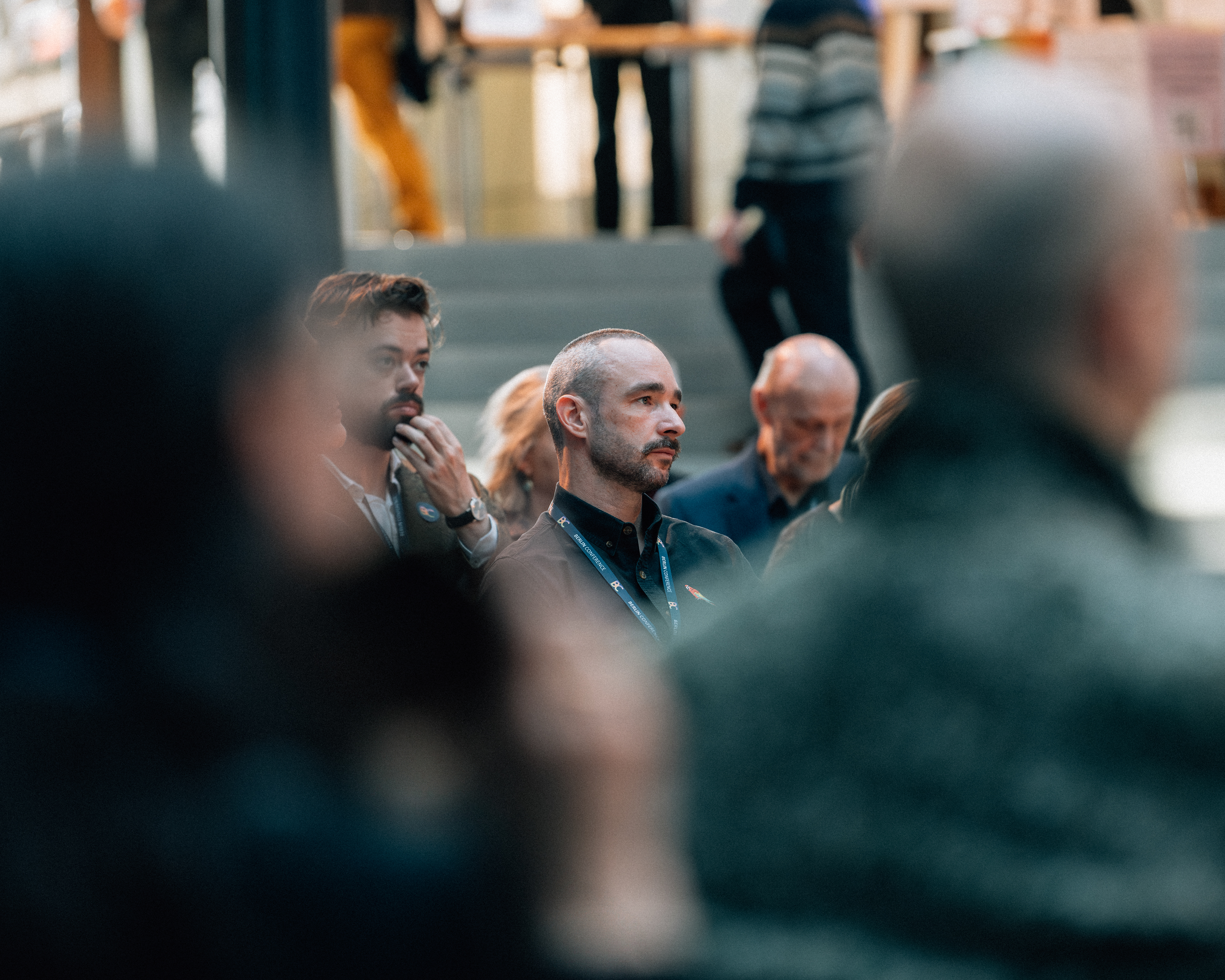 Teilnehmende im Austausch und Networking bei der Berlin Conference im Allianz Forum.