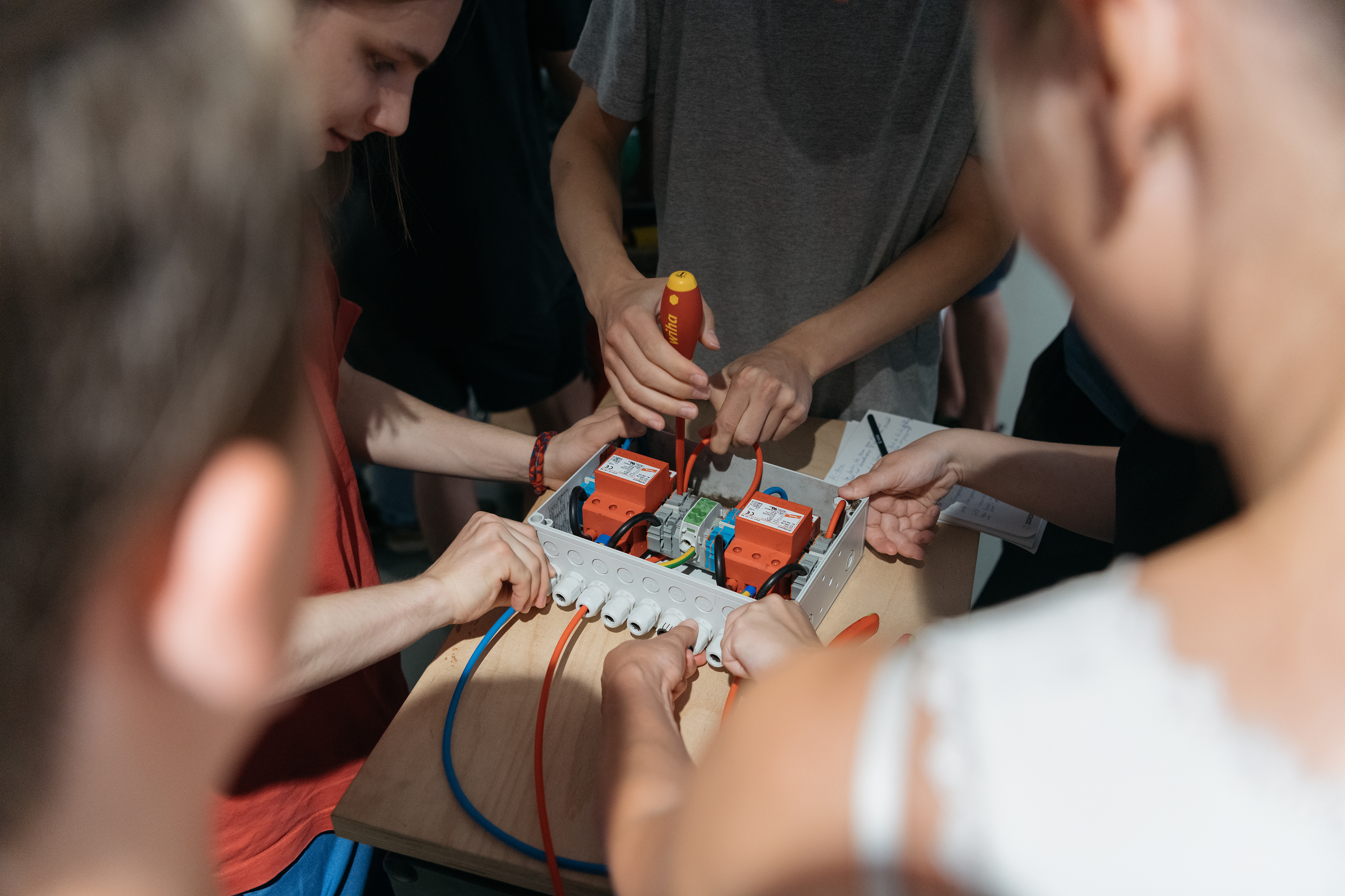 Junge Teilnehmende bei praktischer Arbeit während des Solarcamps in Berlin.