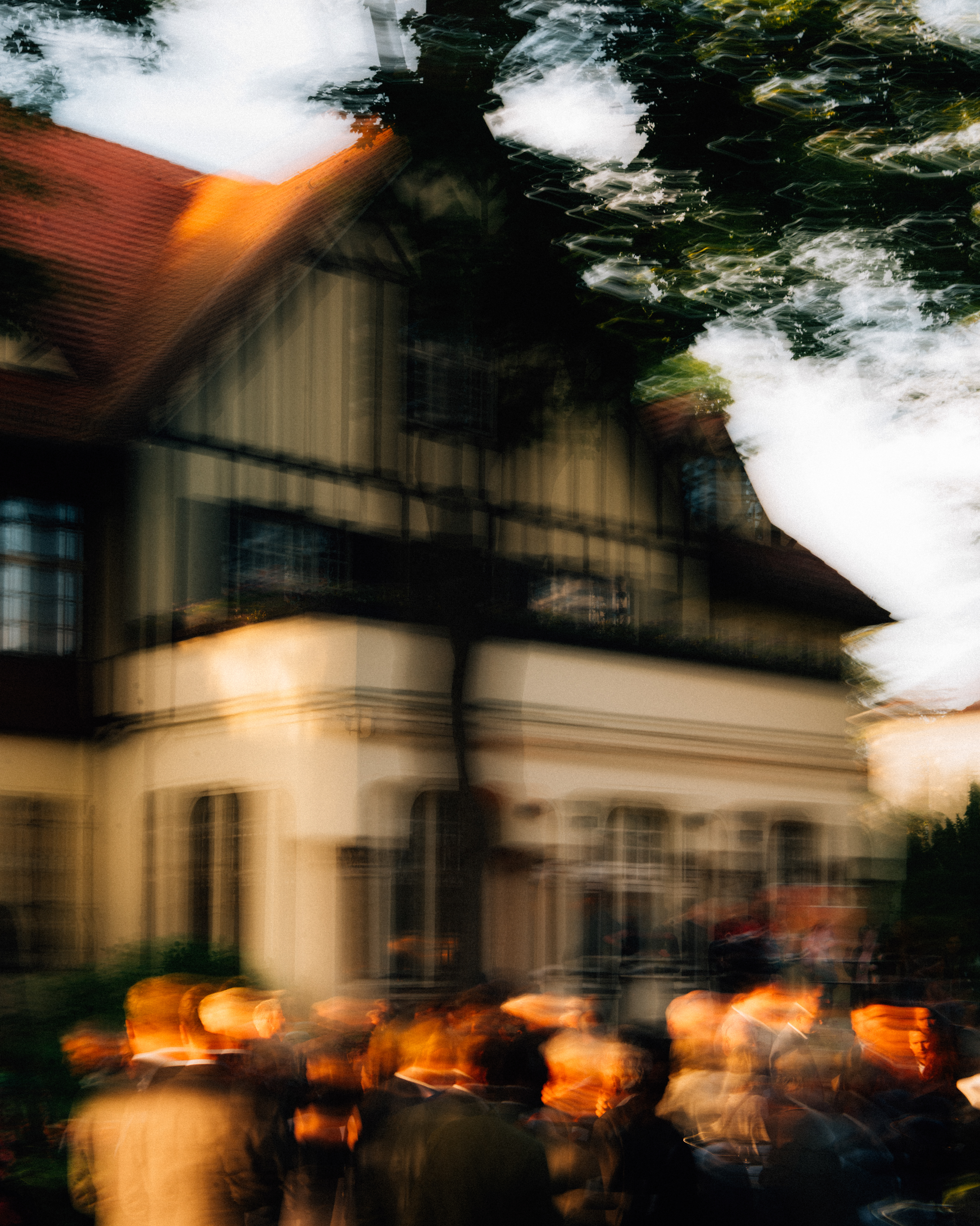 Bewegungsunschärfe von Gästen vor der Villa der Weberbank während des 20-jährigen Jubiläums der Stiftung Zukunft Berlin.