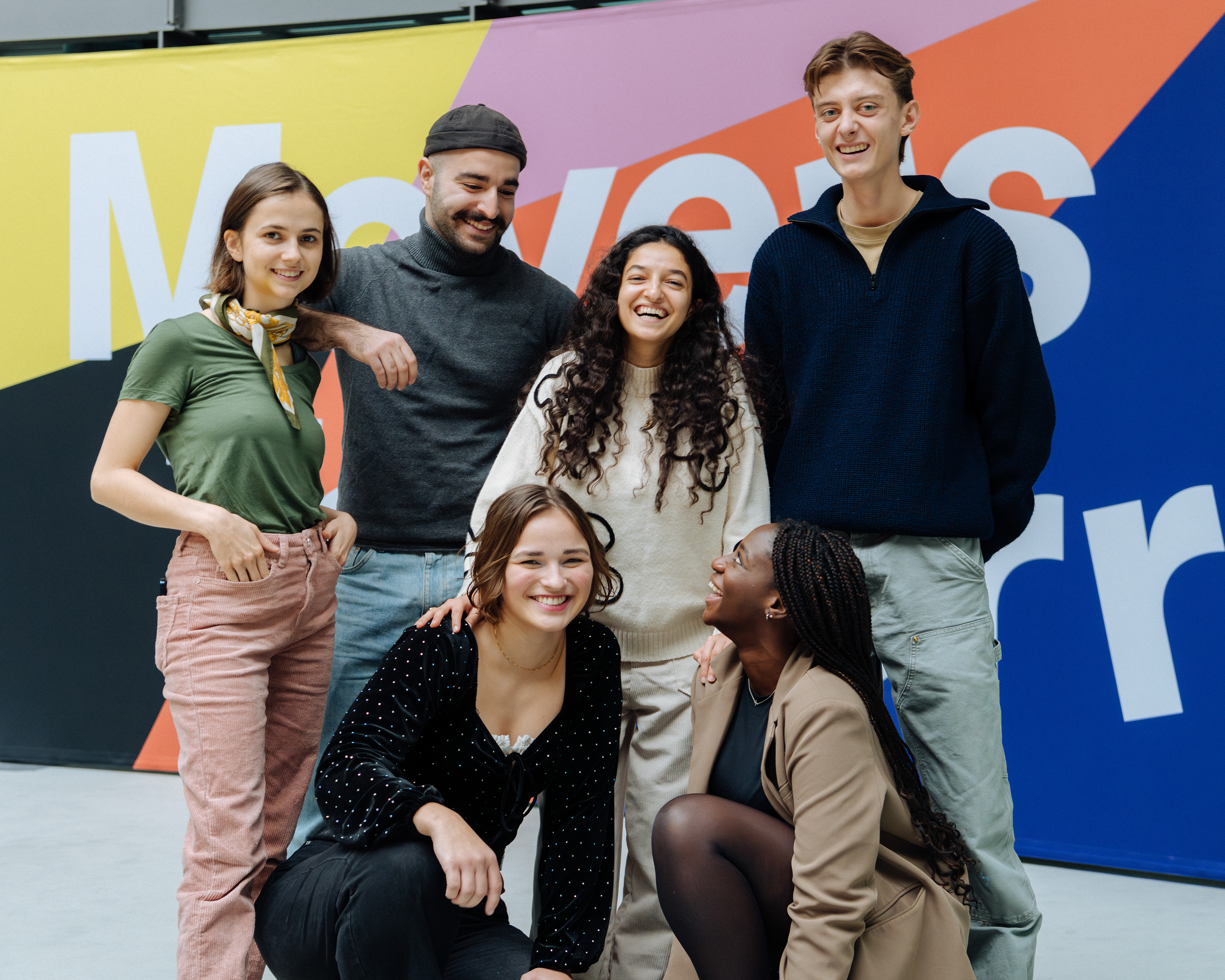 Gruppenporträt junger Preisträger*innen beim Movers of Tomorrow Award der Allianz Foundation.