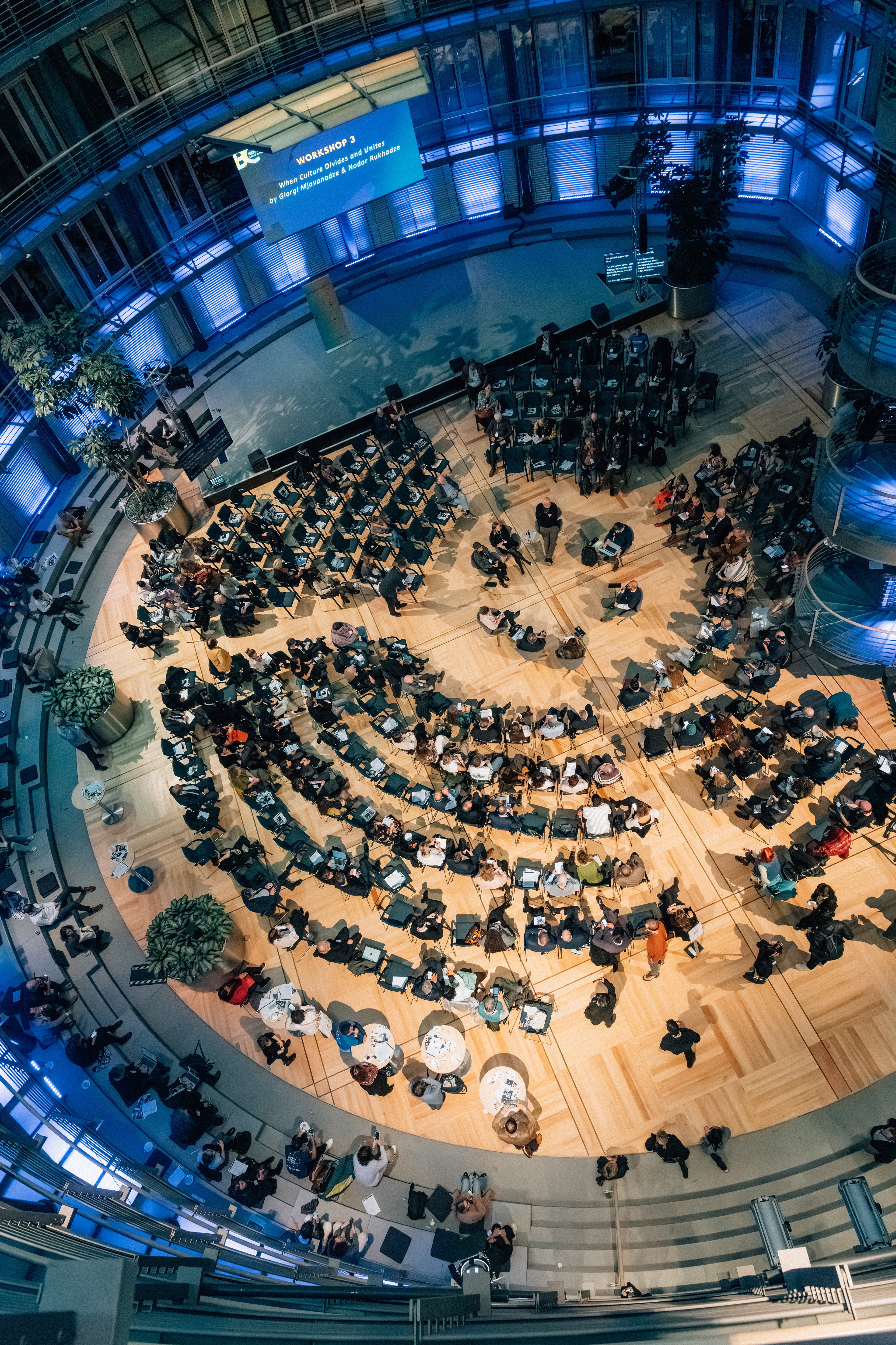 Blick von oben auf die Teilnehmenden der Berlin Conference im Allianz Forum in Berlin.