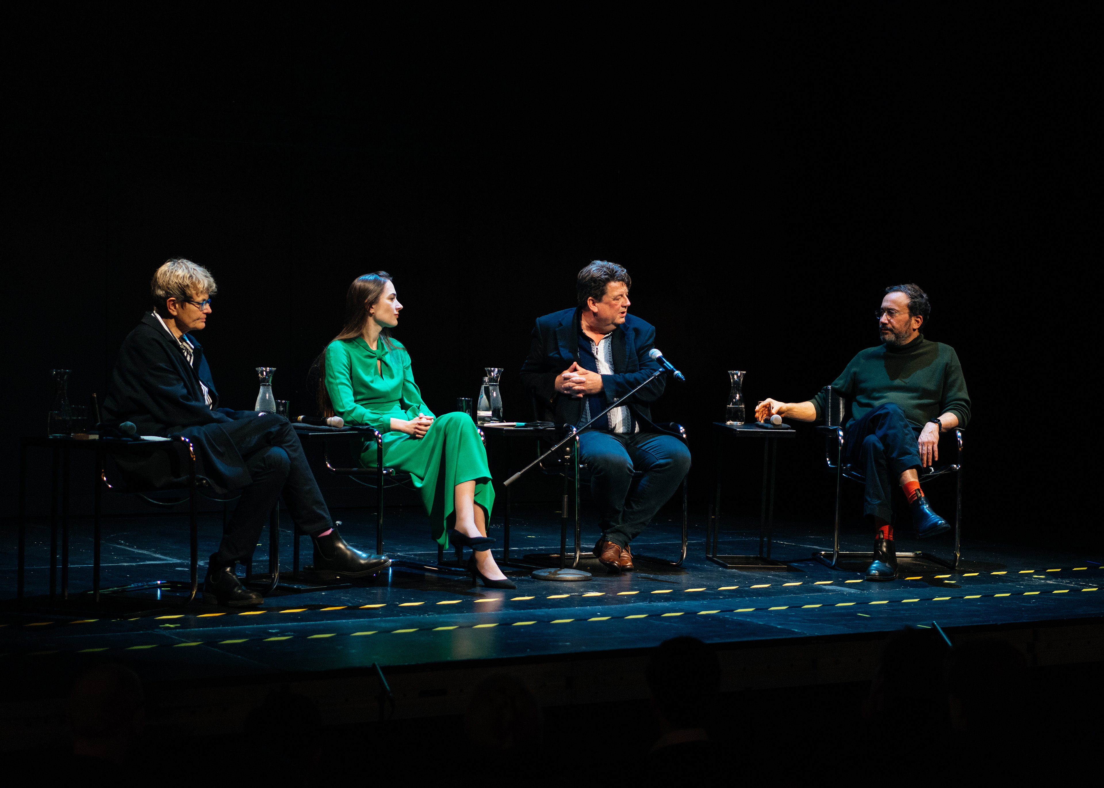 Paneldiskussion mit vier Speaker*innen auf der Bühne im Maxim Gorki Theater während des Allianz Foundation Summit.