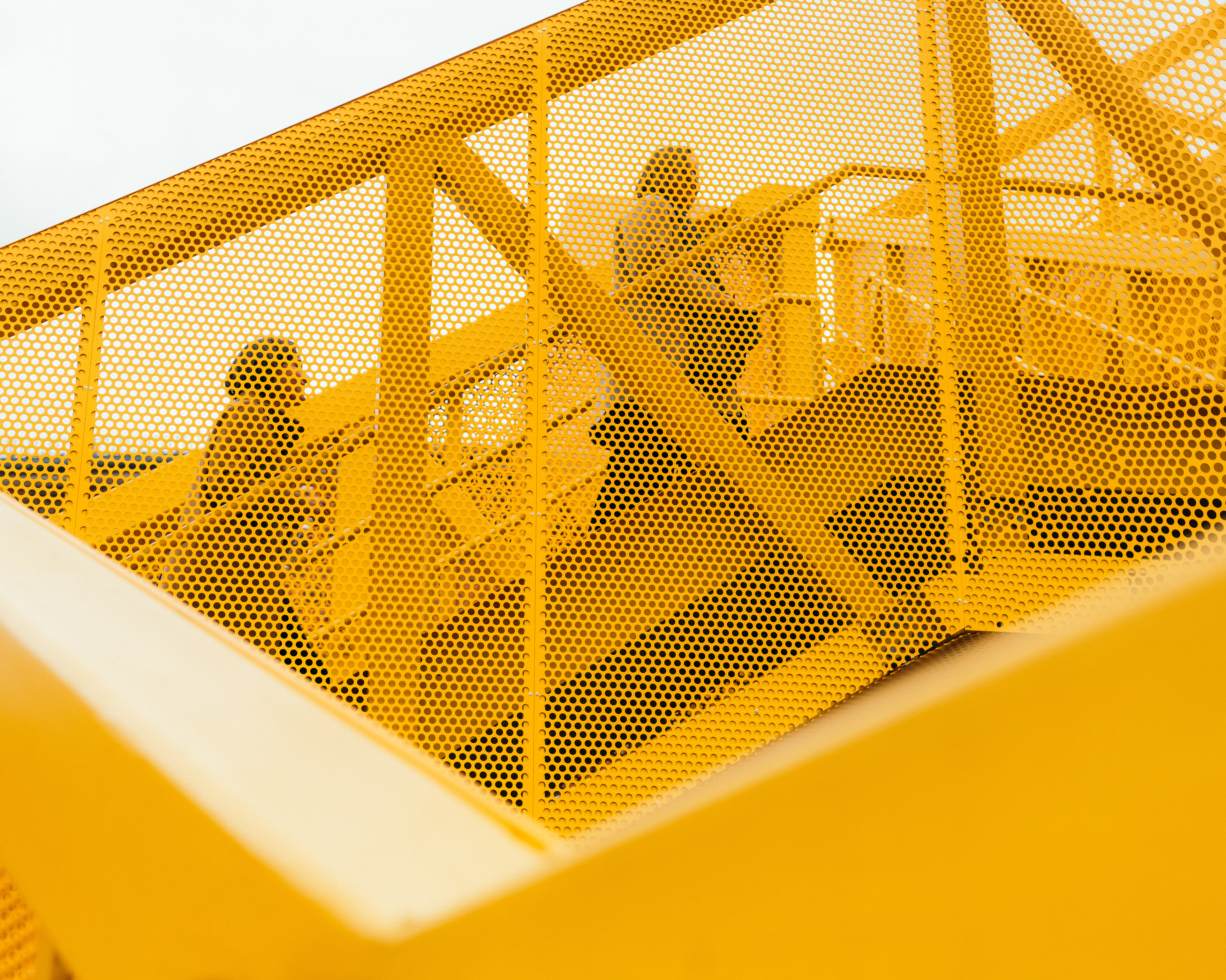Teilnehmende auf der gelben Gittertreppe der Atelier Gardens während des Policy Labs.
