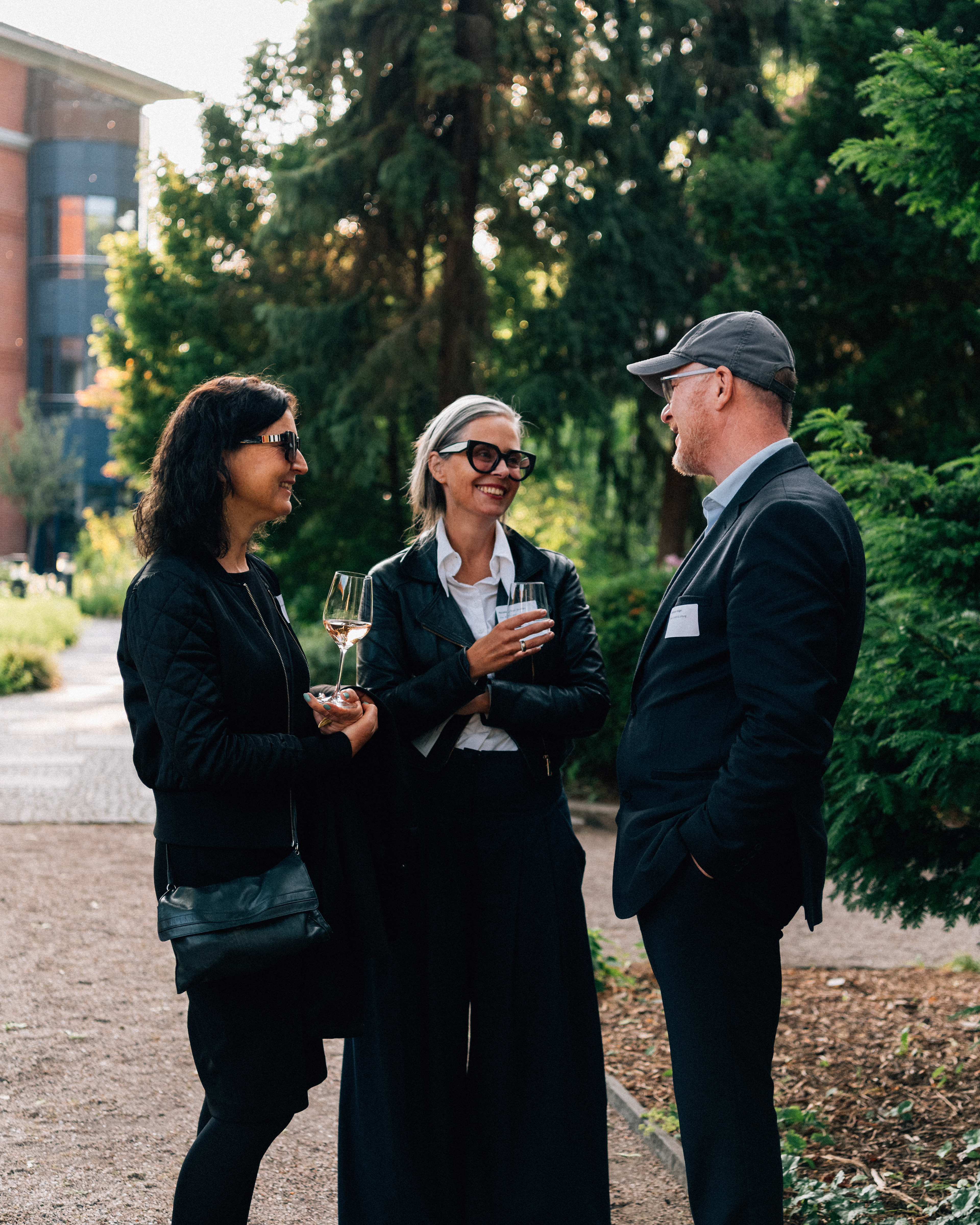 Drei Gäste im Gespräch während des Jubiläums der Stiftung Zukunft Berlin.