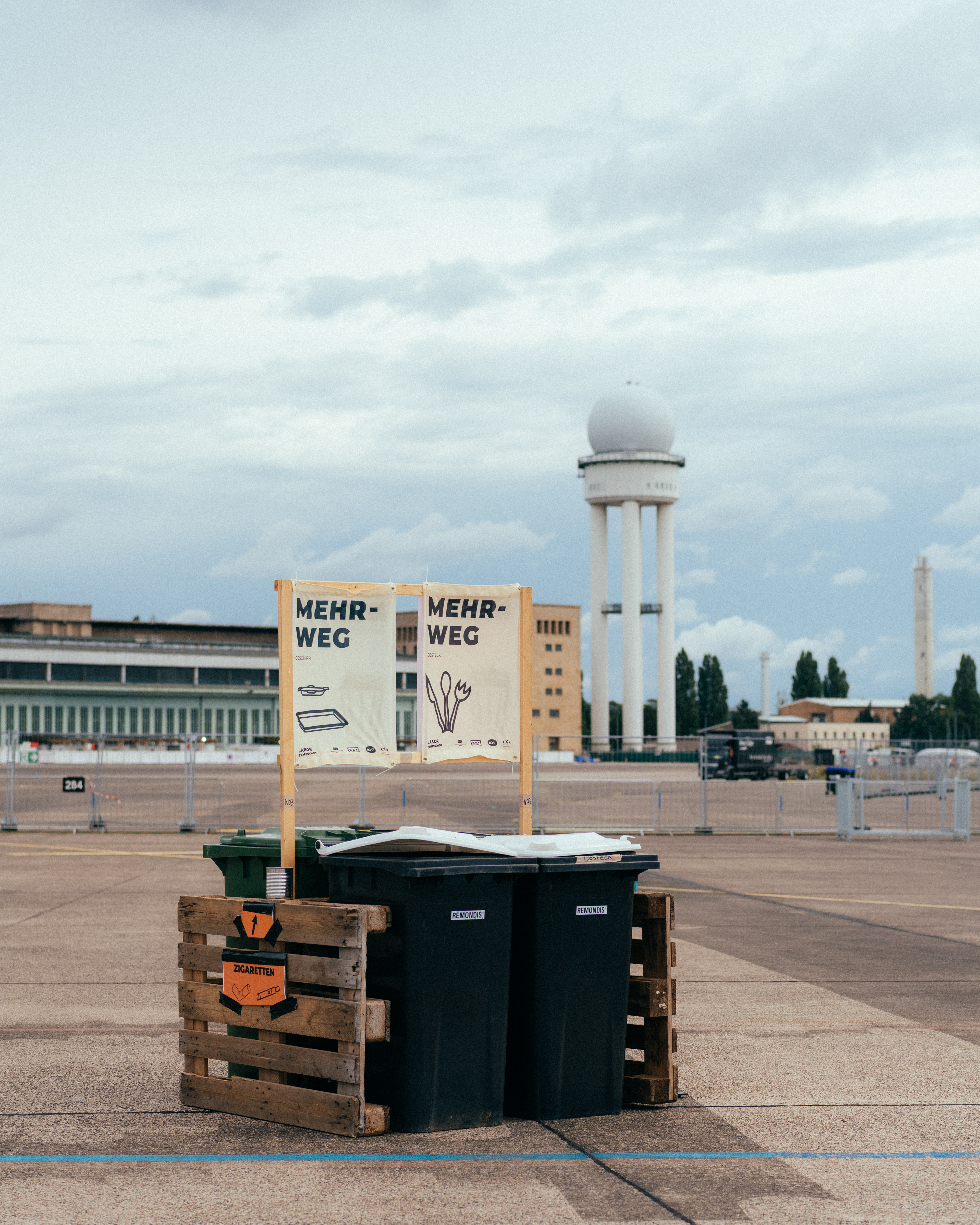 Mehrwegstation und Sammelbehälter auf dem Tempelhofer Feld während des Die-Ärzte-Konzerts in Berlin.