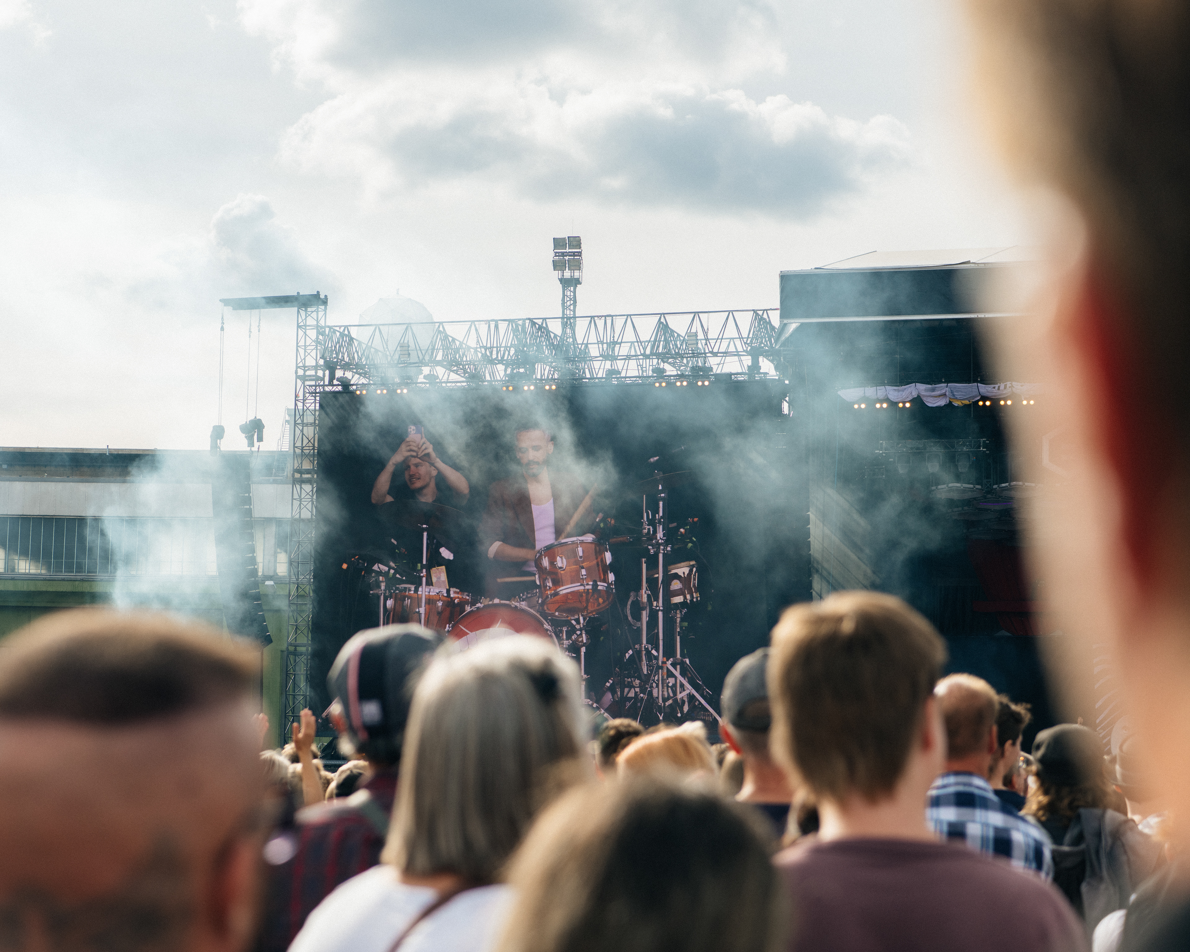 Publikum vor der Bühne beim Die-Ärzte-Konzert auf dem Tempelhofer Feld in Berlin.