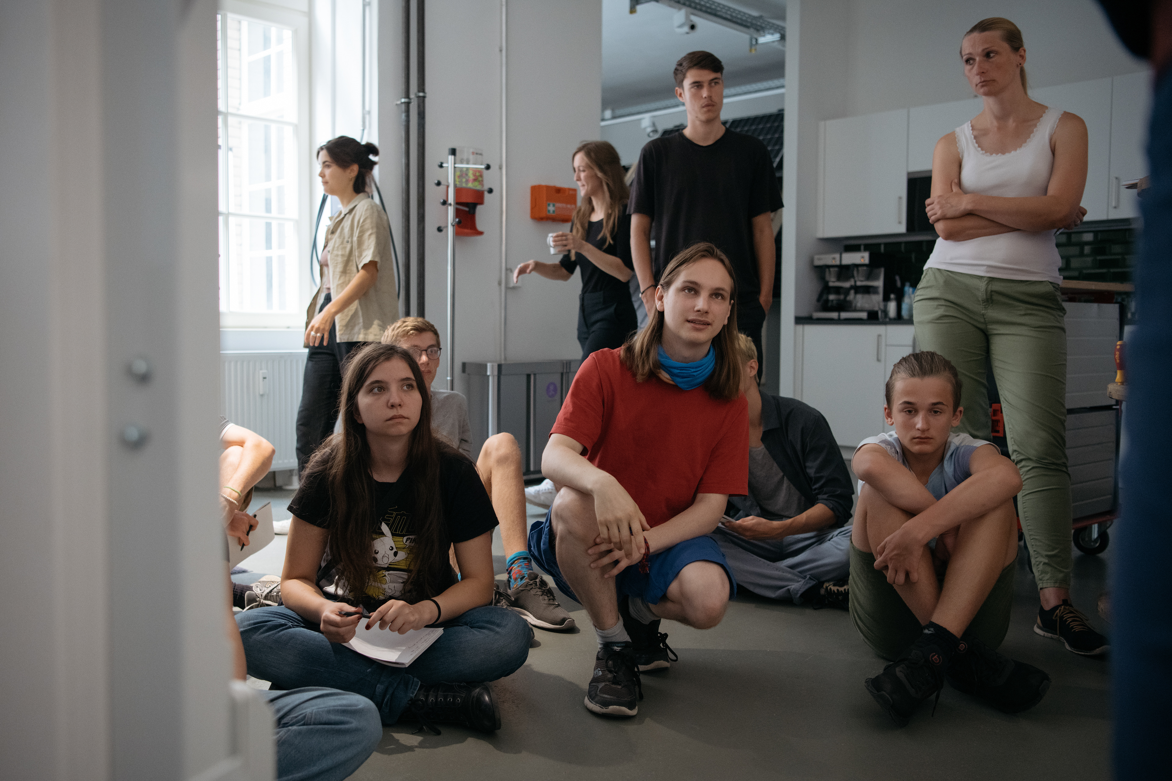 Teilnehmende des Solarcamps arbeiten gemeinsam an einer praktischen Aufgabe zur Photovoltaik in Berlin-Kreuzberg.