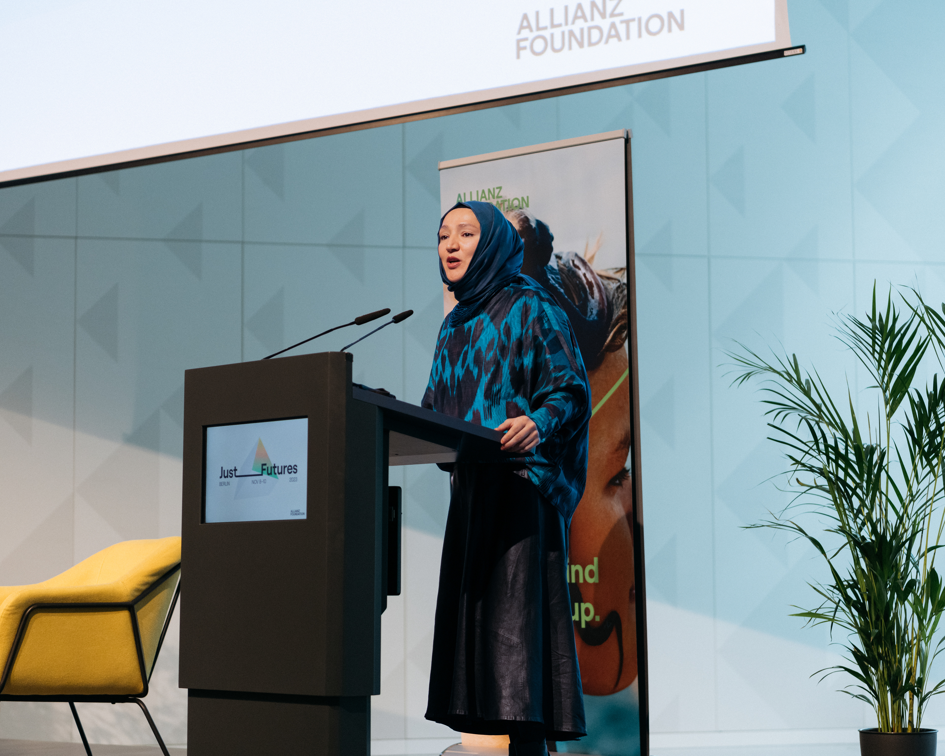 Speakerin Kübra Gümüşay am Rednerpult während des internationalen Allianz Foundation Summit in Berlin.