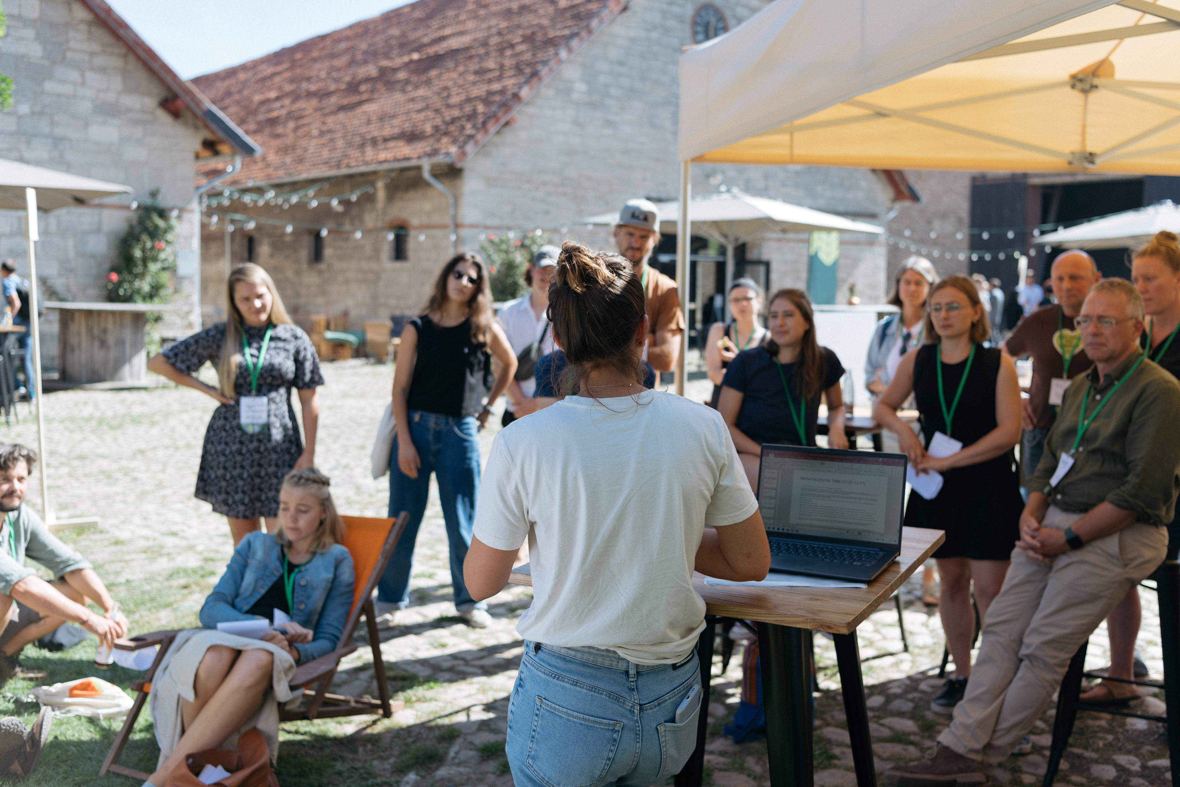 Teilnehmende in einer Workshop-Situation beim Farm Food Climate Festival von ProjectTogether.