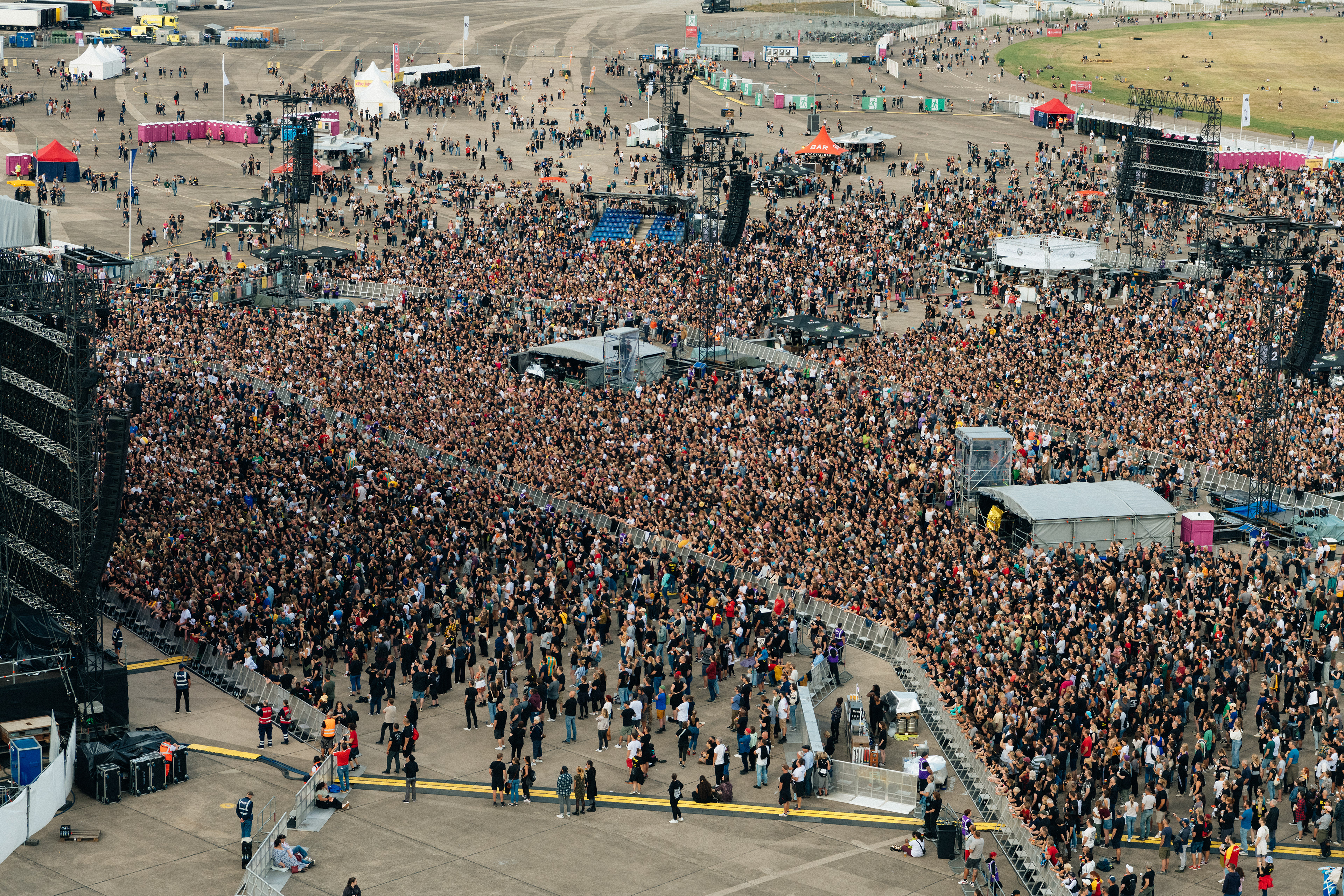 Blick von oben auf das große Konzertpublikum auf dem Tempelhofer Feld während des Die-Ärzte-Konzerts.