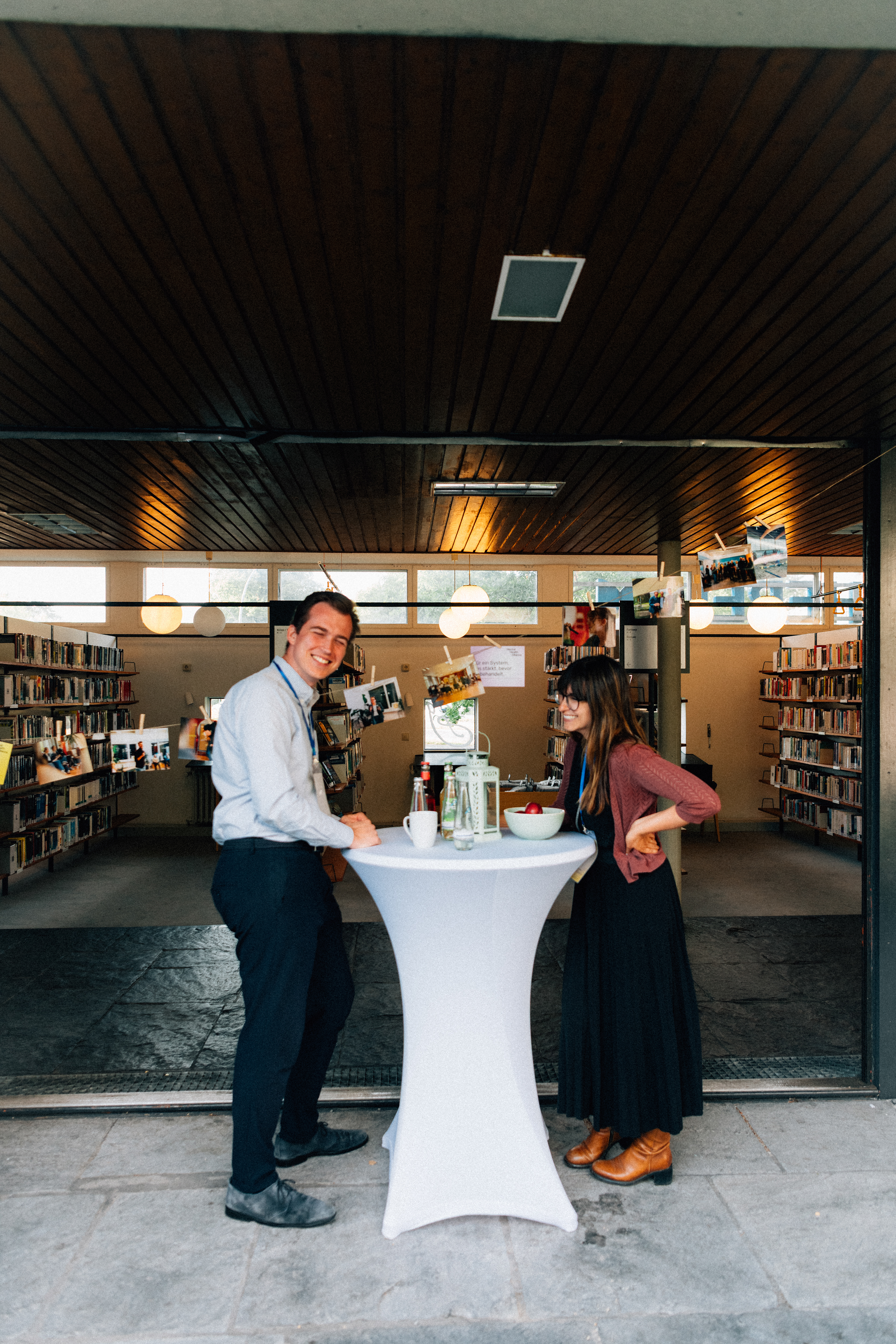 Gäste im Gespräch an Stehtischen beim Sommerfest der Mental Health Alliance.