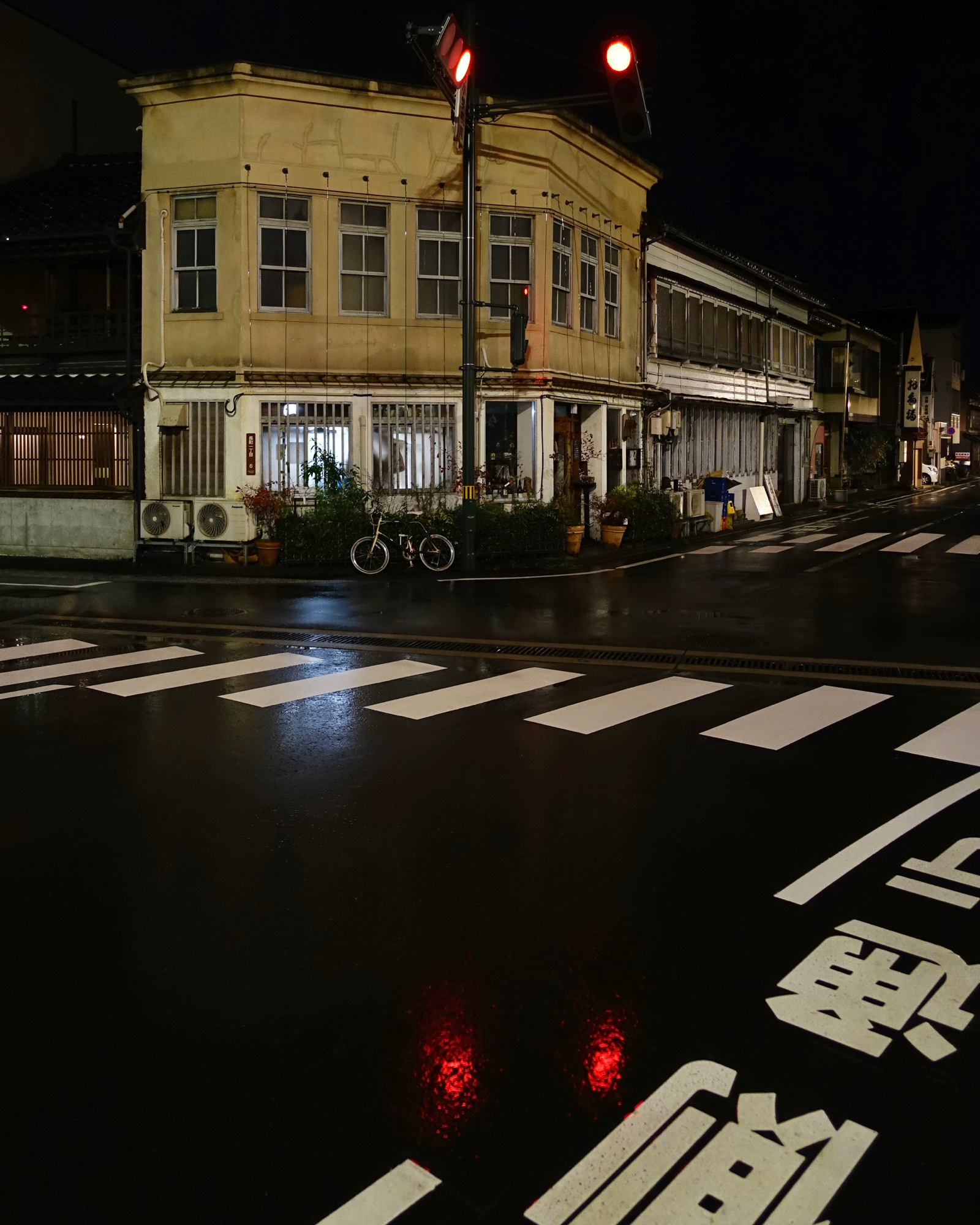 雨の釉薬が掛かる夜の街角