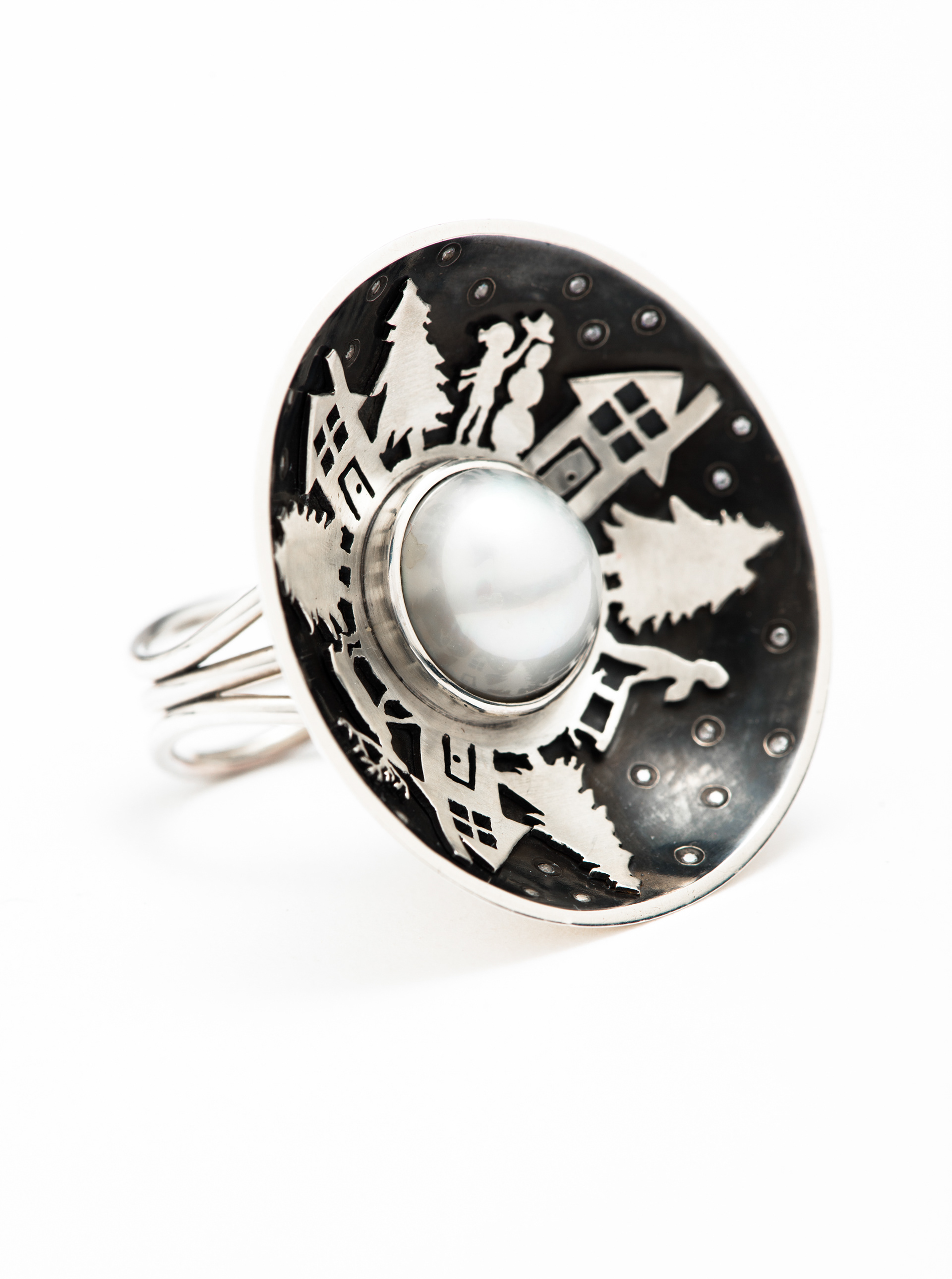 Ring with pearl