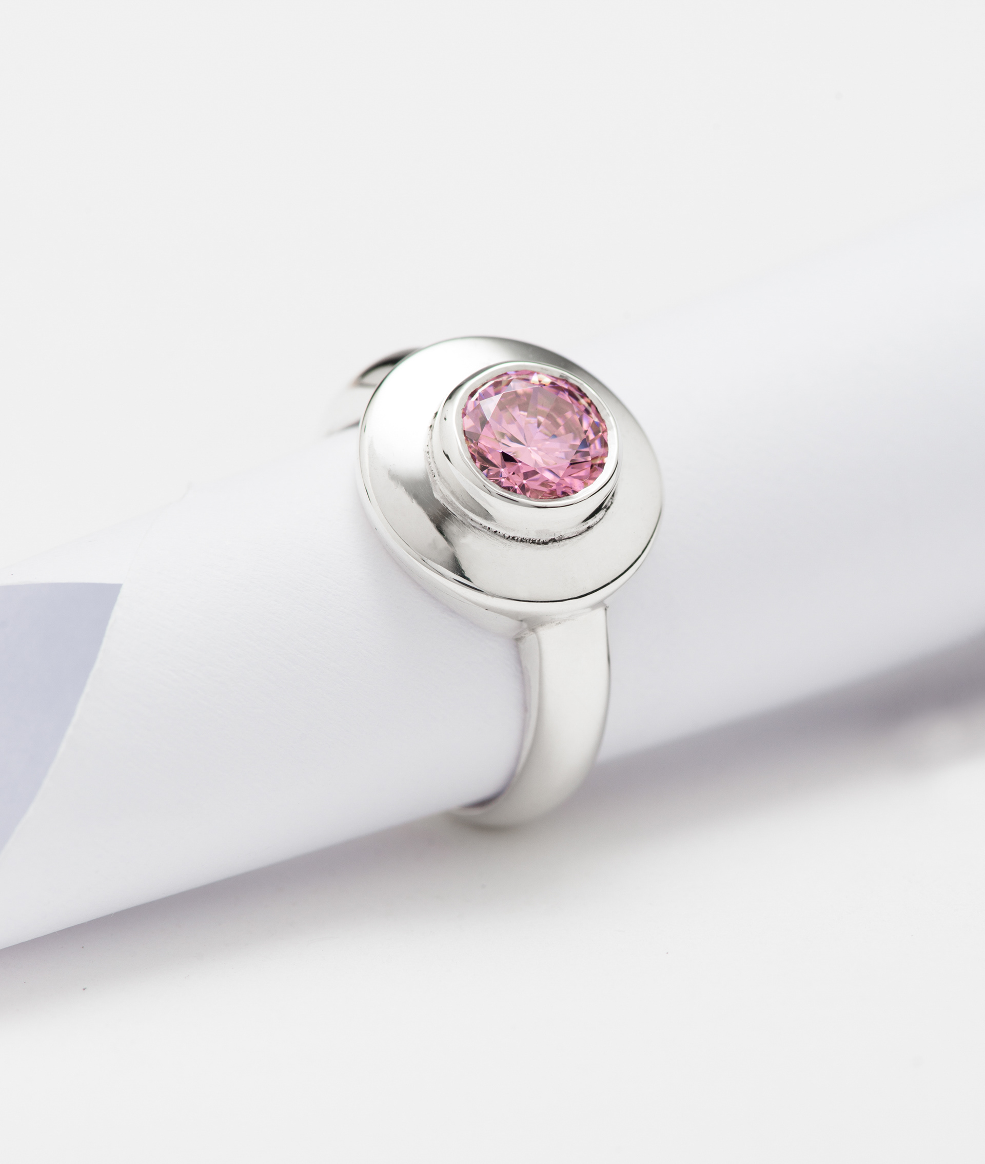 Ring with pink sapphire