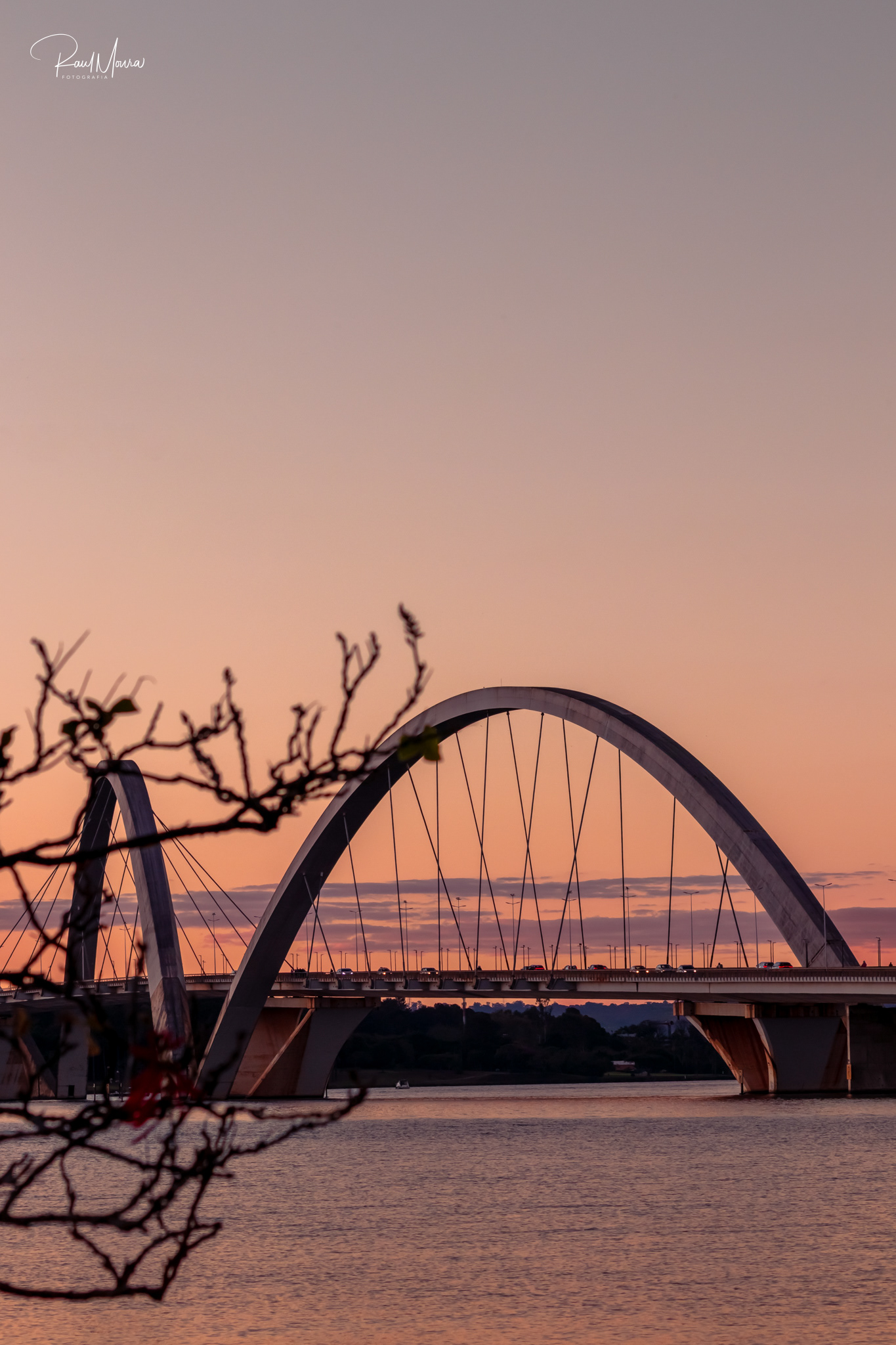 Ponte JK no fim de tarde.
