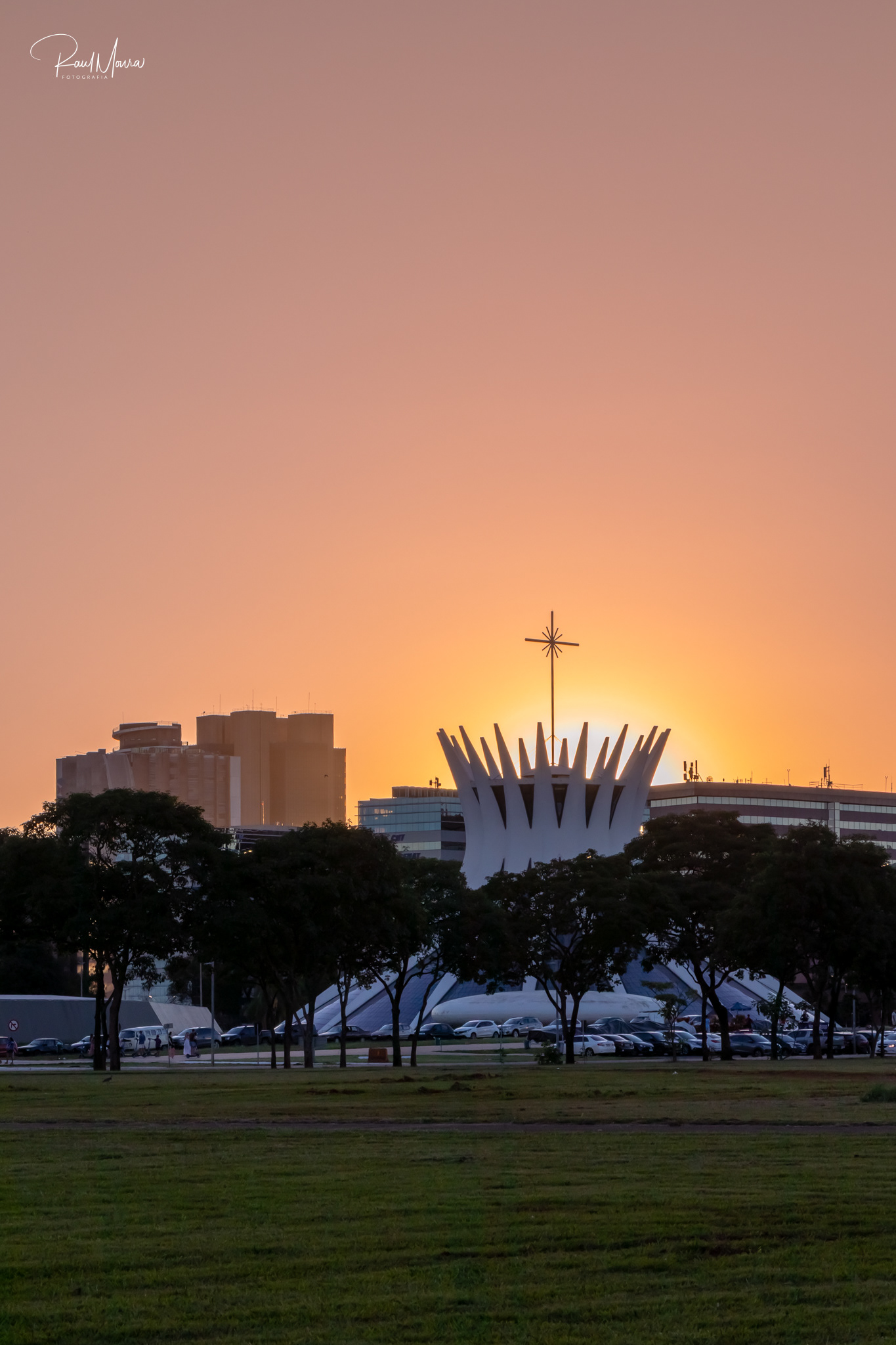 Catedral de Brasília ao entardecer.