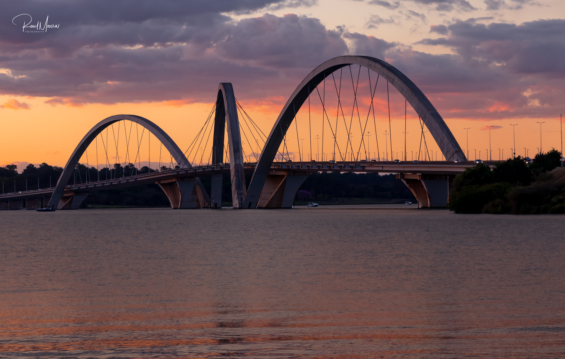 Ponte JK com um céu espetacular.