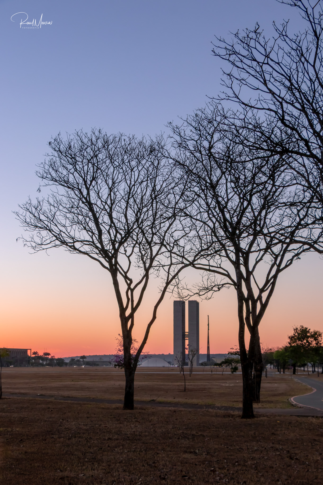 Esplanada dos Ministérios com o Congresso ao fundo.