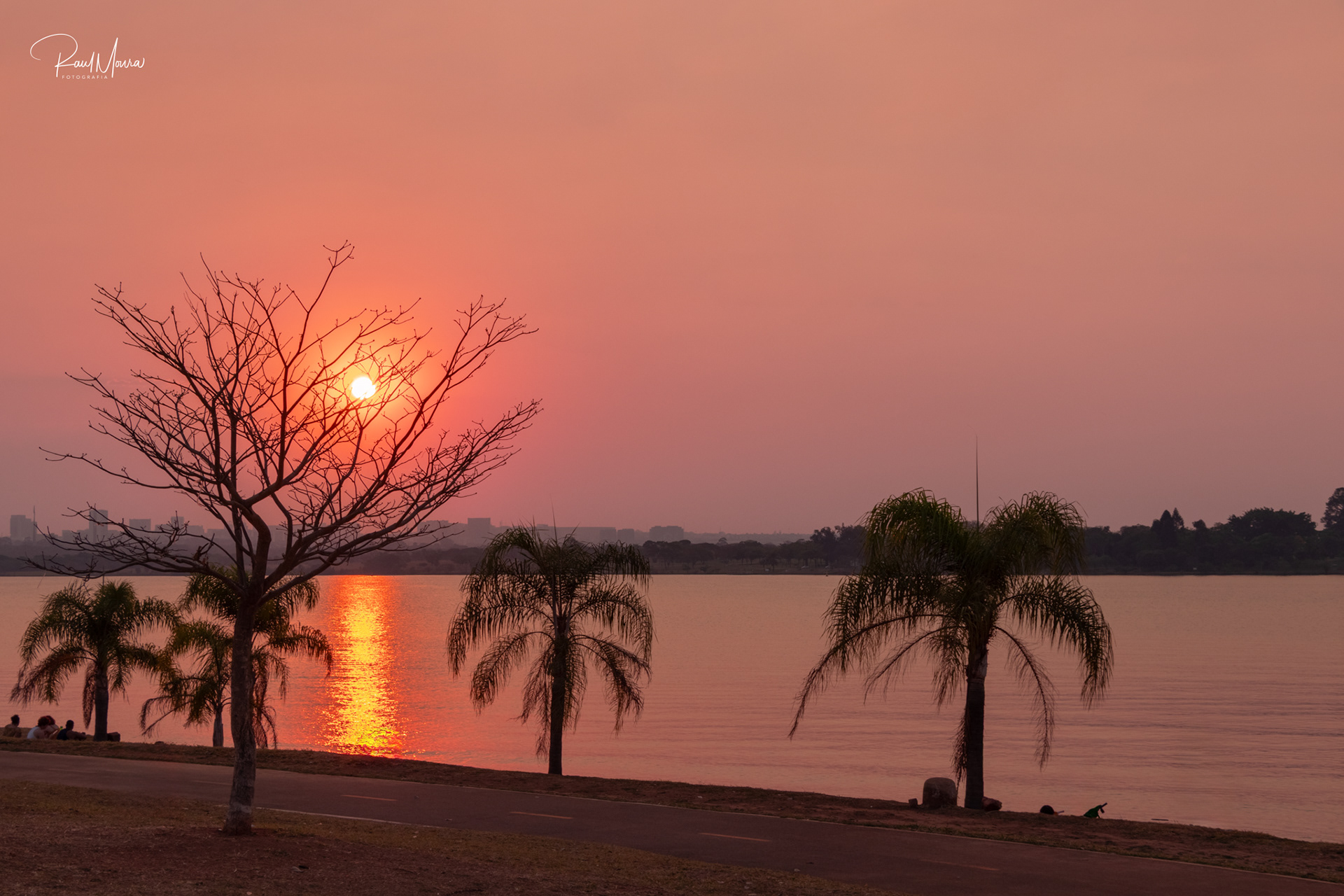 Pôr do sol em frente ao lago.