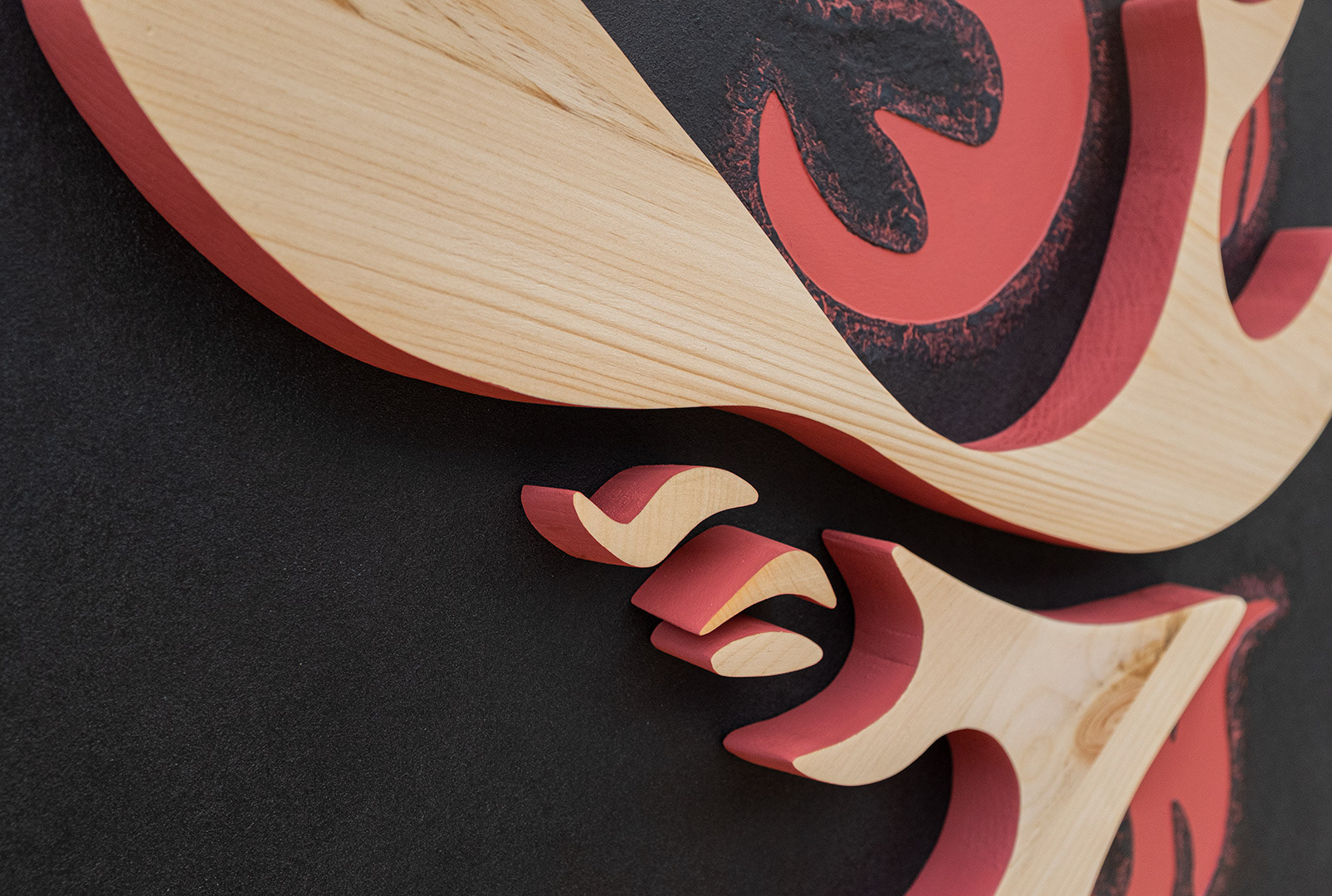 Art: Acrylique, bois sculpté sur bois / Acrylic, sculpted wood on wood, 30" x 30" x 1.5"