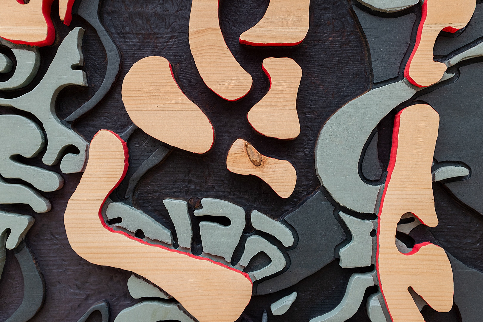 Art: Acrylique sur bois sculpté (pin) / Acrylic on sculpted wood (pine), 48" x 48" x 1.5"