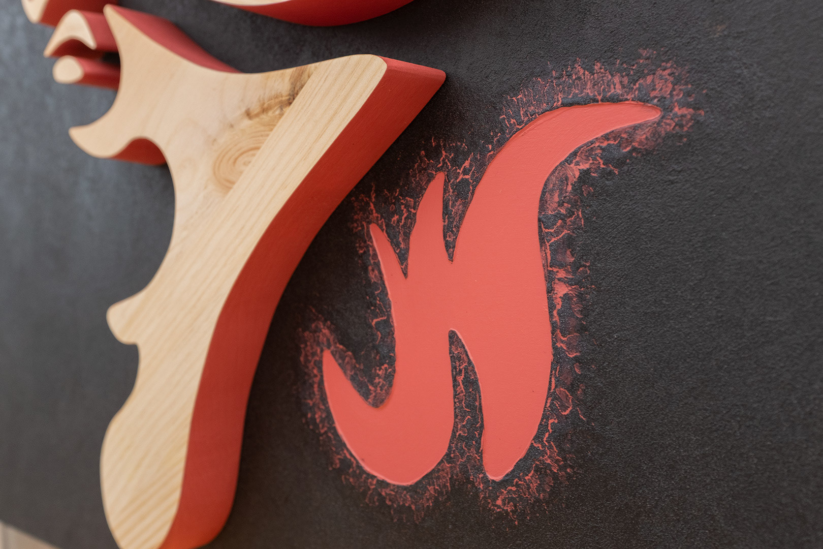 Art: Acrylique, bois sculpté sur bois / Acrylic, sculpted wood on wood, 30" x 30" x 1.5"