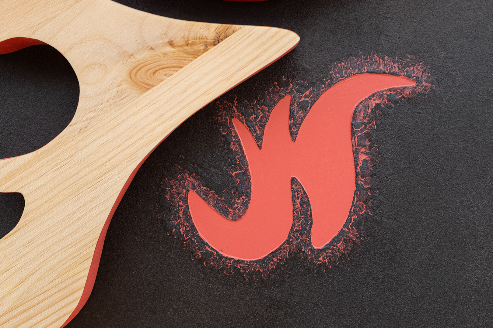 Art: Acrylique, bois sculpté sur bois / Acrylic, sculpted wood on wood, 30" x 30" x 1.5"