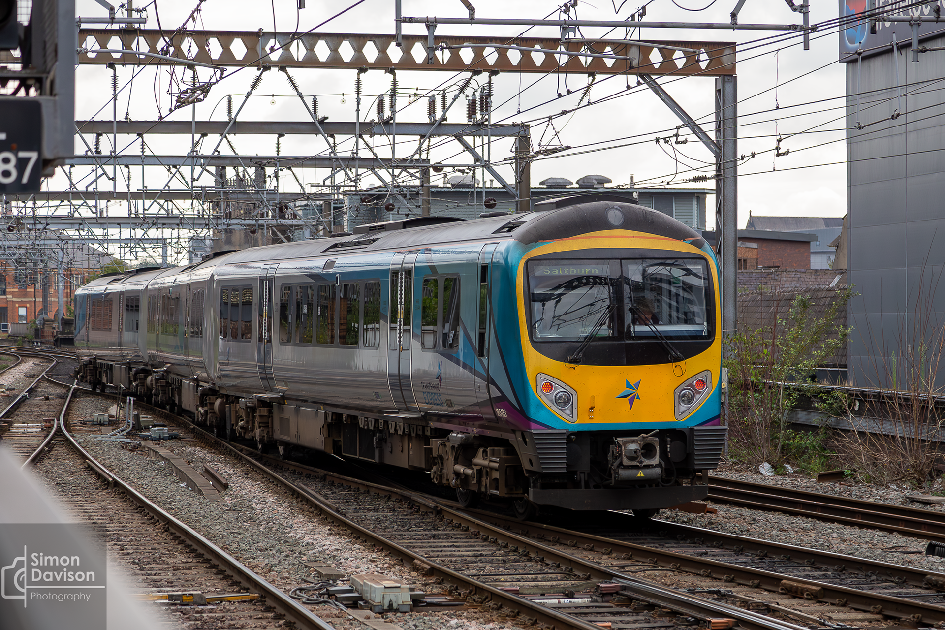 Transpennine Express 185 departing Leeds