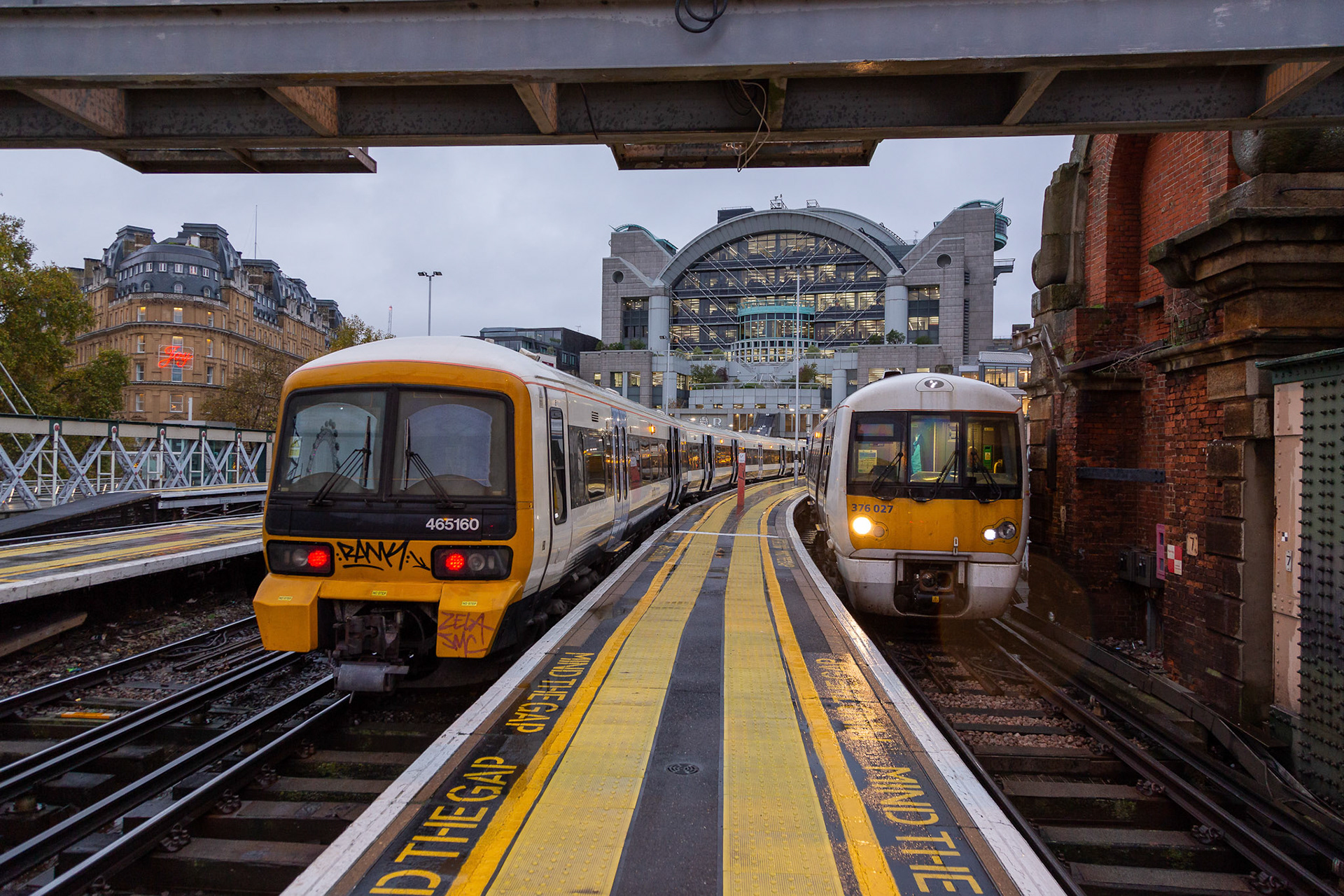 Southeastern 465160 & 376027 at Charing Cross