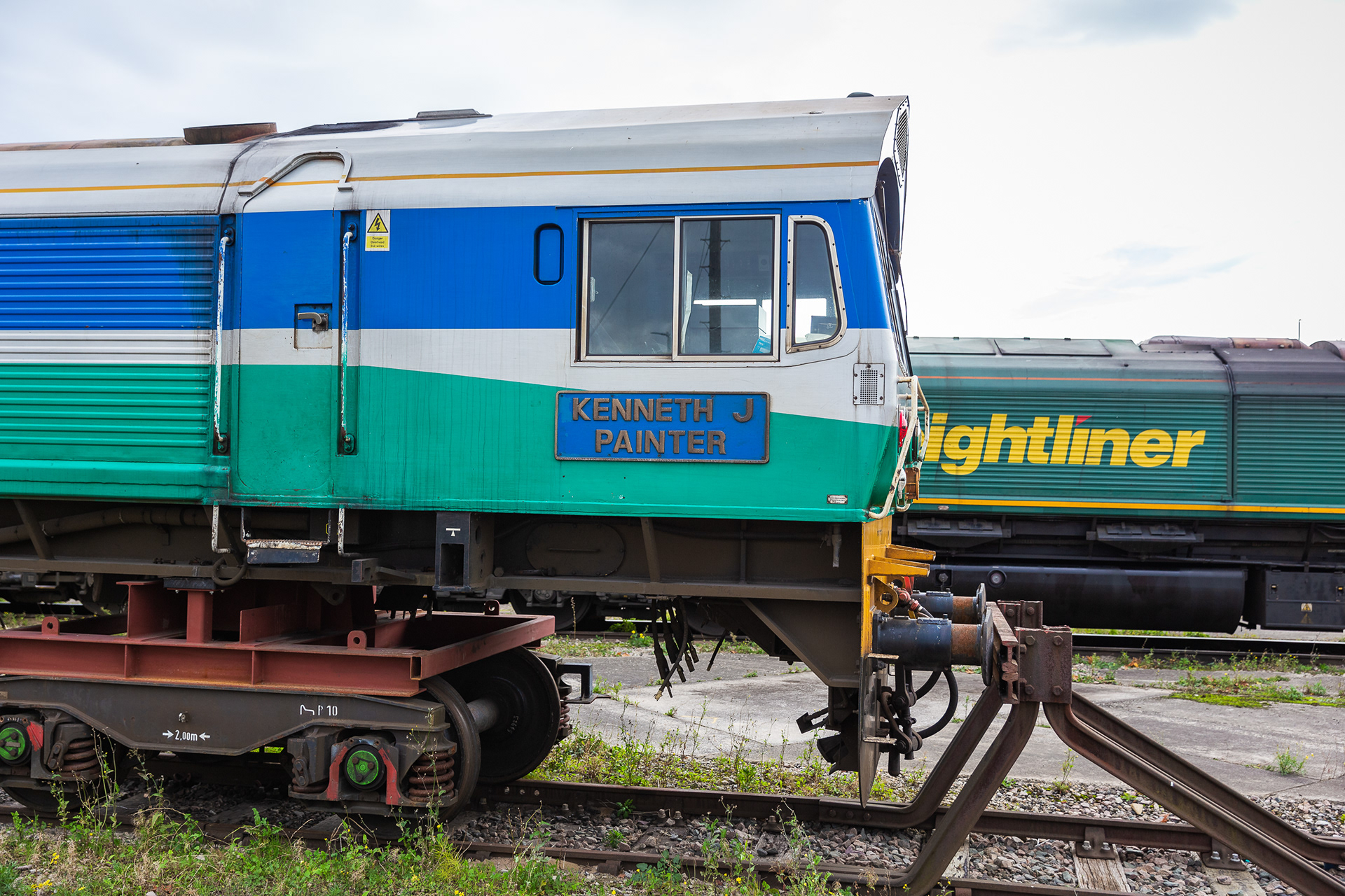 Freightliner 59005 'Kenneth J Painter' on temporary bogies