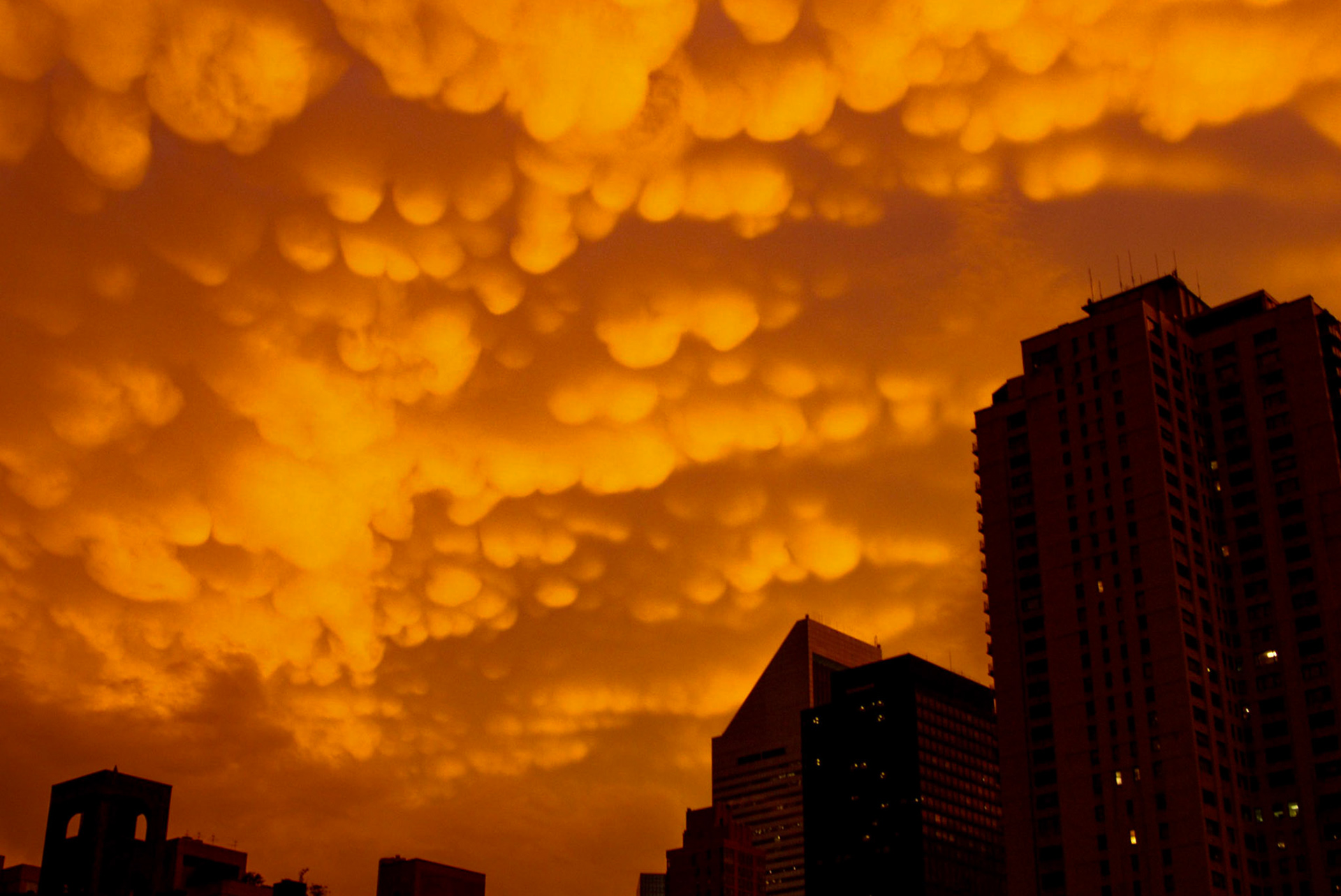 Mammatus clouds