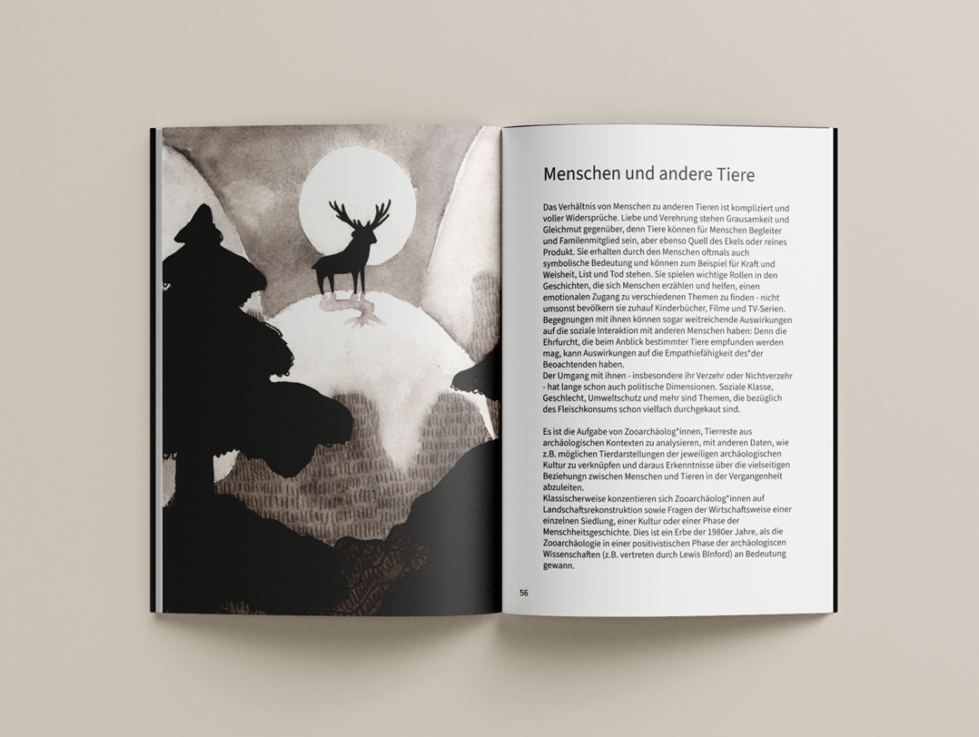 Mockup eines Hefts mit Inforamtionen zum Thema Zooarchäologie. Die linke Seite zeigt eine Aquarellzeichnung eines stilisierten Hirschs, der als Silhouette gegen den großen Vollmond zu erkennen ist. Er steht in i´einer hügligen, bewaldeten Landschaft. Die rechte Seite ist mit einem Text zur Aufgabe und Bedeutung der Zooarchäologie gefüllt.