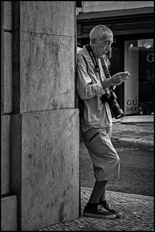Fag Break on Rua Garrett, Lisbon, 2017.